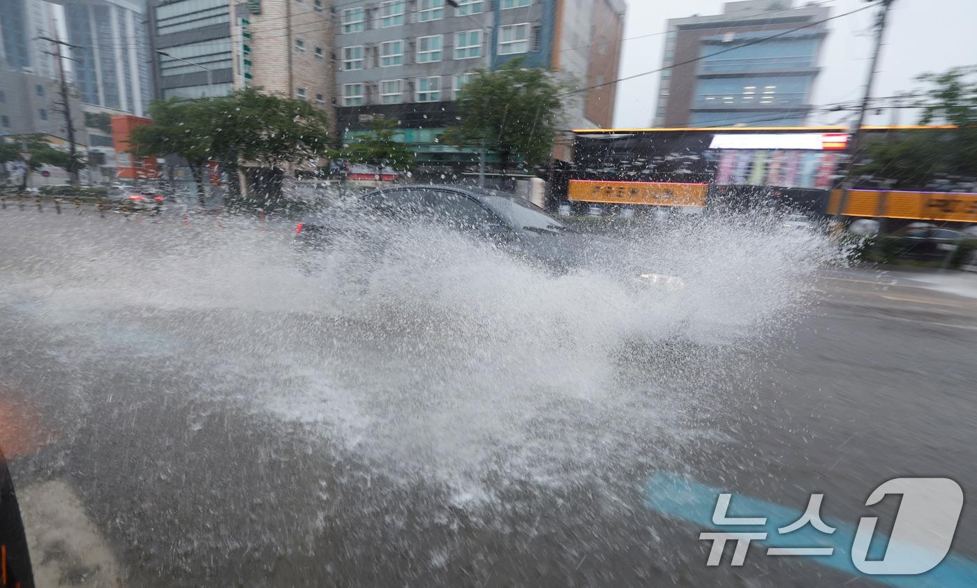 17일 광주전남 일부지역에 호우경보가 발효중인가운데 서구 농성동 한도로에 빗물이 고여 차들이 서행하고 있다. ⓒ News1 김태성 기자