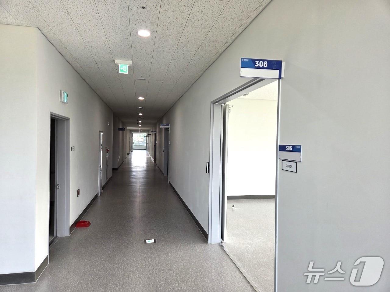 본문 이미지 - 충북 영동군이 공공임대형 일라이트지식산업센터  입주업체 유치헤 고삐를 죄고 나선다. 텅 빈 영동일라이트지식산업센터 내부 모습/뉴스1