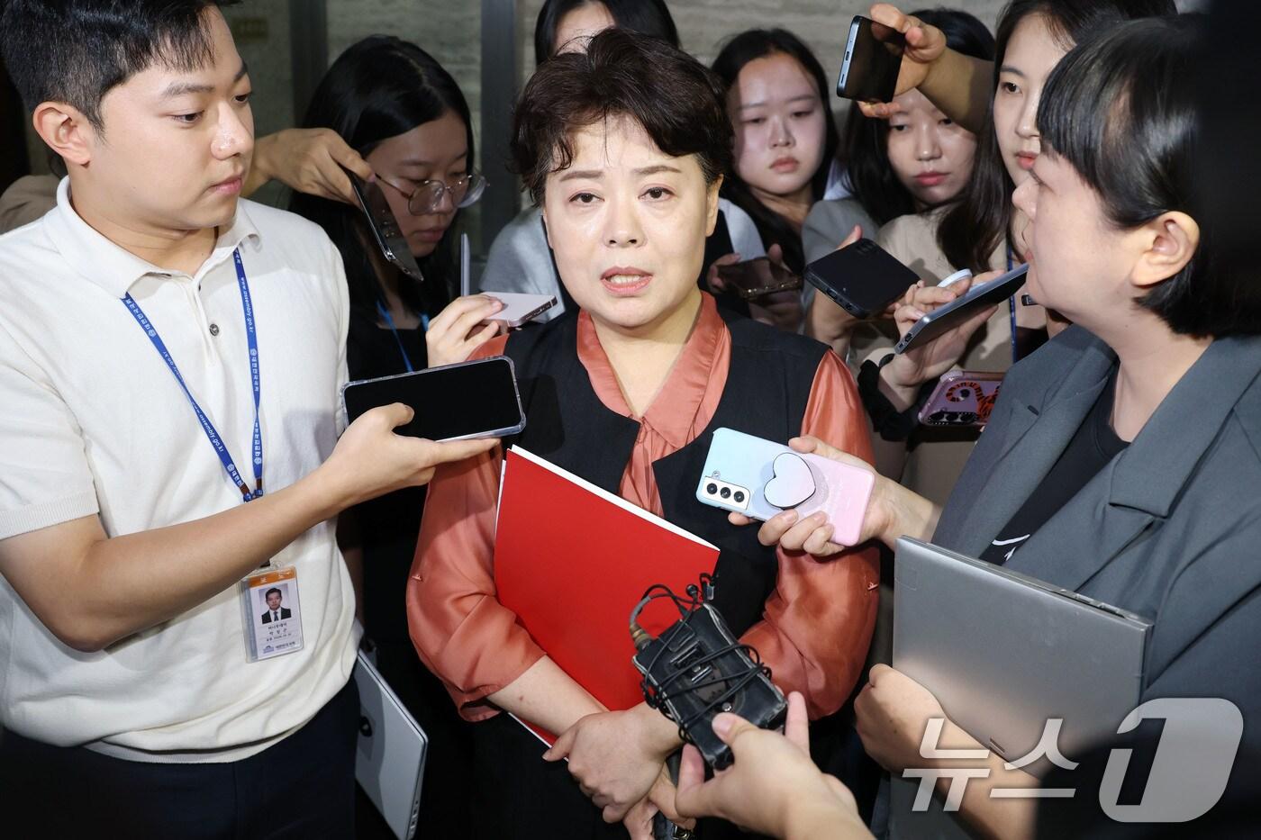 윤희숙 국민의힘 혁신위원장이 17일 오전 서울 여의도 국회에서 열린 비상대책위원회의 참석을 마치고 나서며 취재진의 질문을 받고 있다. 2025.7.17/뉴스1 ⓒ News1 이광호 기자