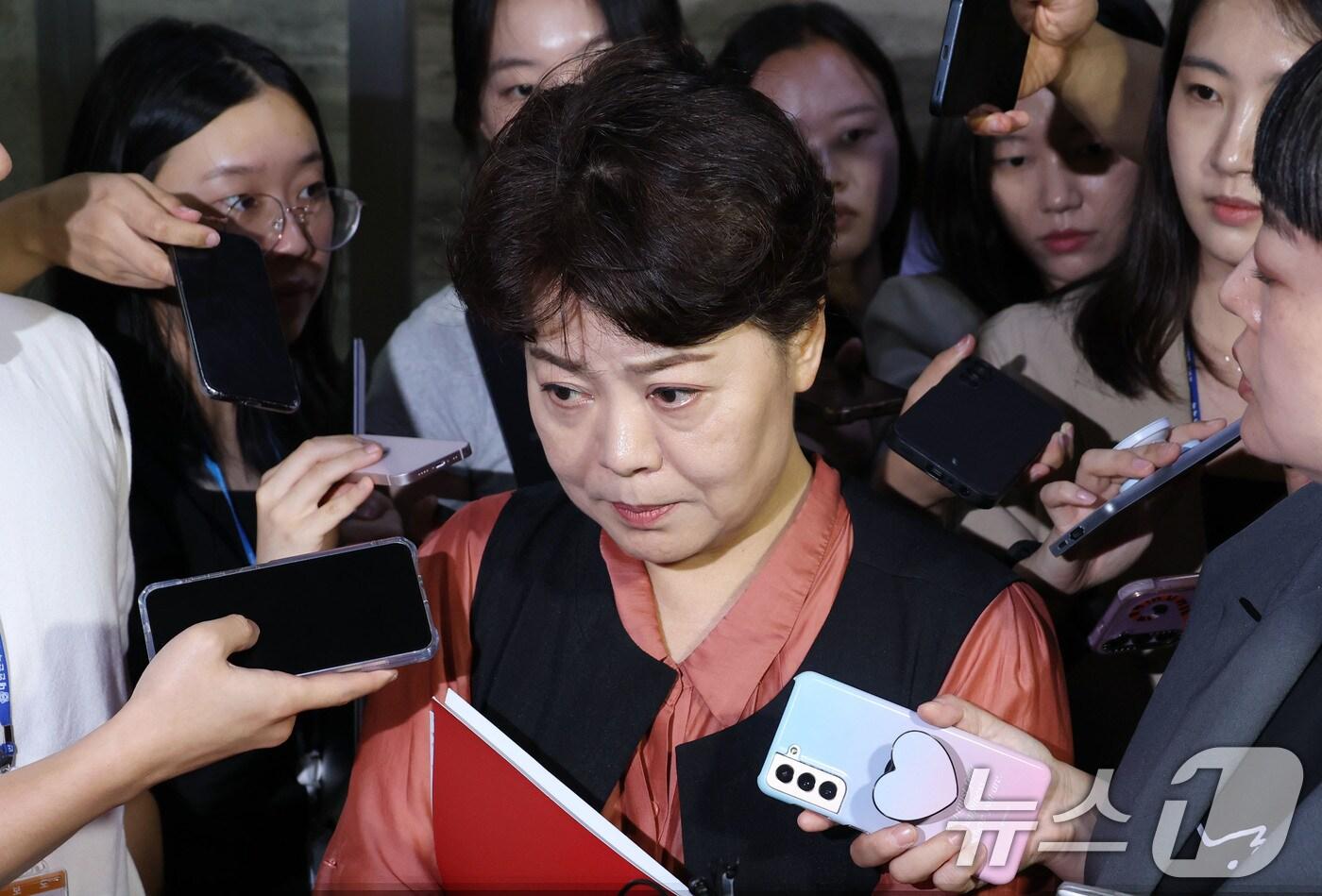 윤희숙 국민의힘 혁신위원장이 17일 오전 서울 여의도 국회에서 열린 비상대책위원회의 참석을 마치고 나서며 취재진의 질문을 받고 있다. 2025.7.17/뉴스1 ⓒ News1 이광호 기자