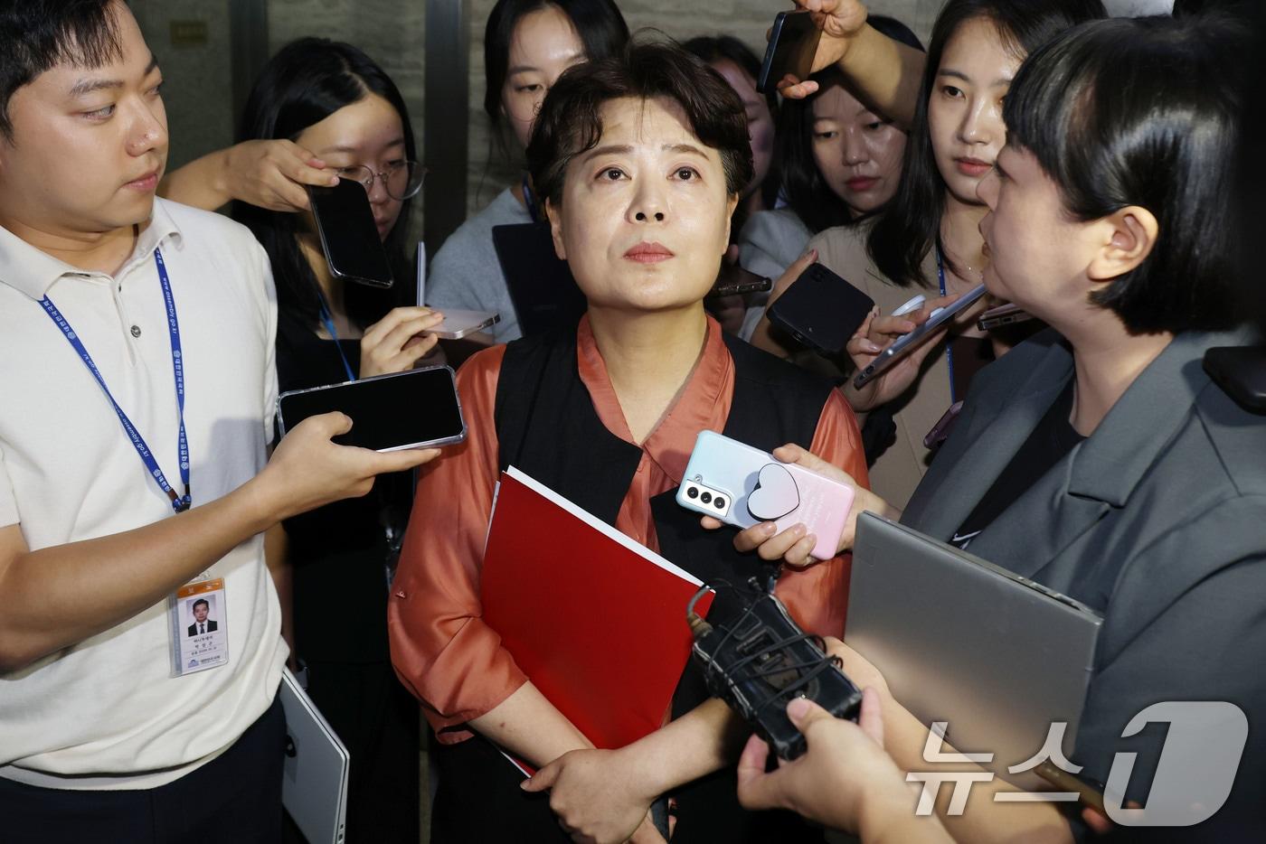 본문 이미지 - 윤희숙 국민의힘 혁신위원장이 17일 오전 서울 여의도 국회에서 열린 비상대책위원회의 참석을 마치고 나서며 취재진의 질문을 받고 있다. 2025.7.17/뉴스1 ⓒ News1 이광호 기자