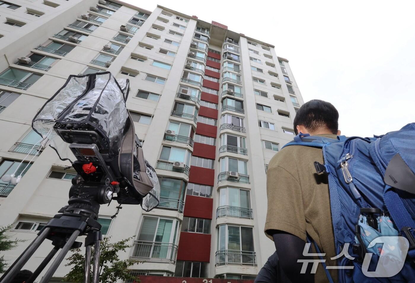 12·3 비상계엄 사태 관련 내란·외환 사건을 수사하는 내란 특검팀이 17일 오전 서울 강남구 압구정동에 위치한 이상민 전 행정안전부 장관 자택에서 압수수색 중인 가운데 취재진이 대기하고 있다. 2025.7.17/뉴스1 ⓒ News1 장수영 기자