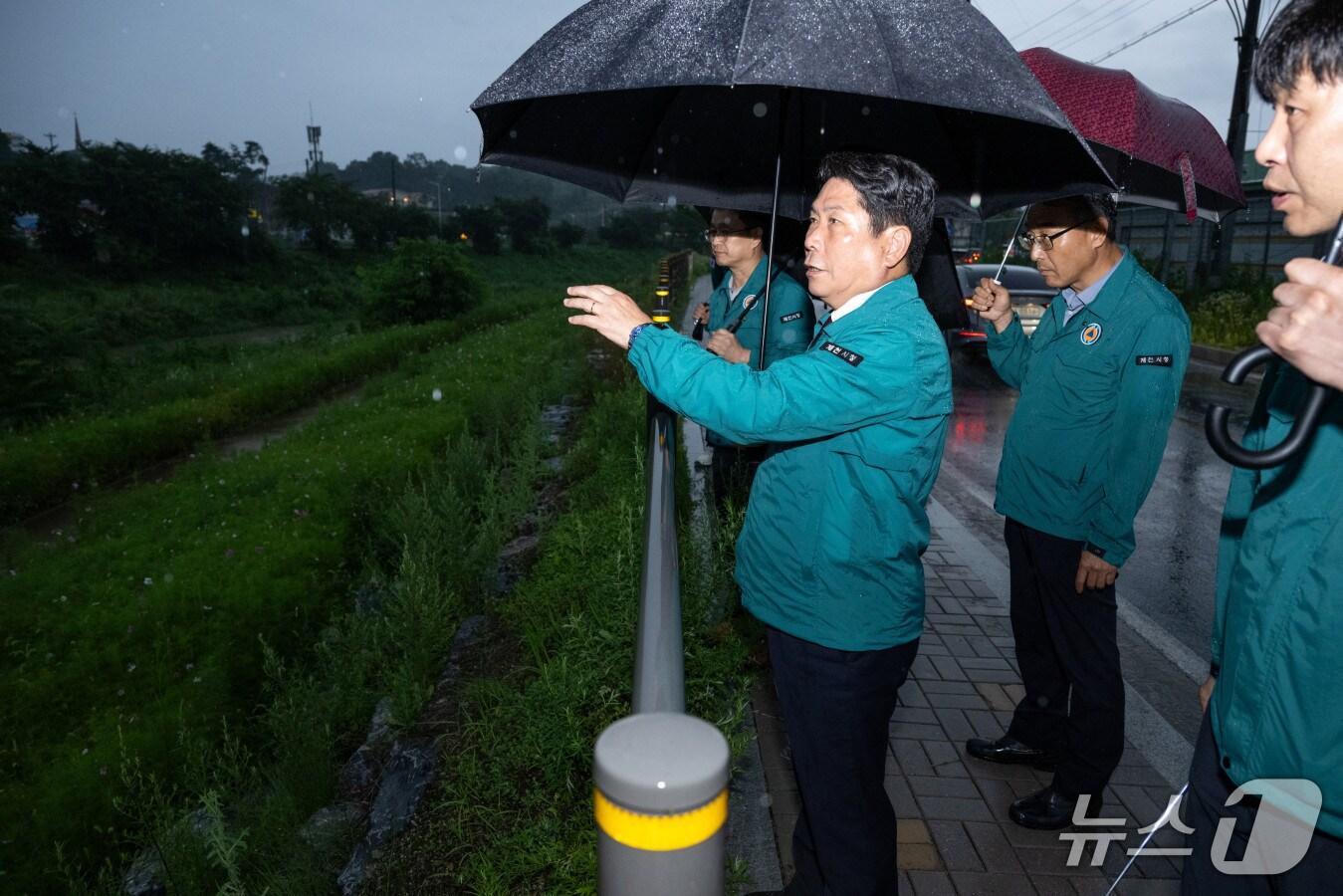 본문 이미지 - 김창규 제천시장이 집중호우 대비 현장을 점검하고 있다.&#40;제천시 제공. 재판매 및 DB금지&#41;/뉴스1 