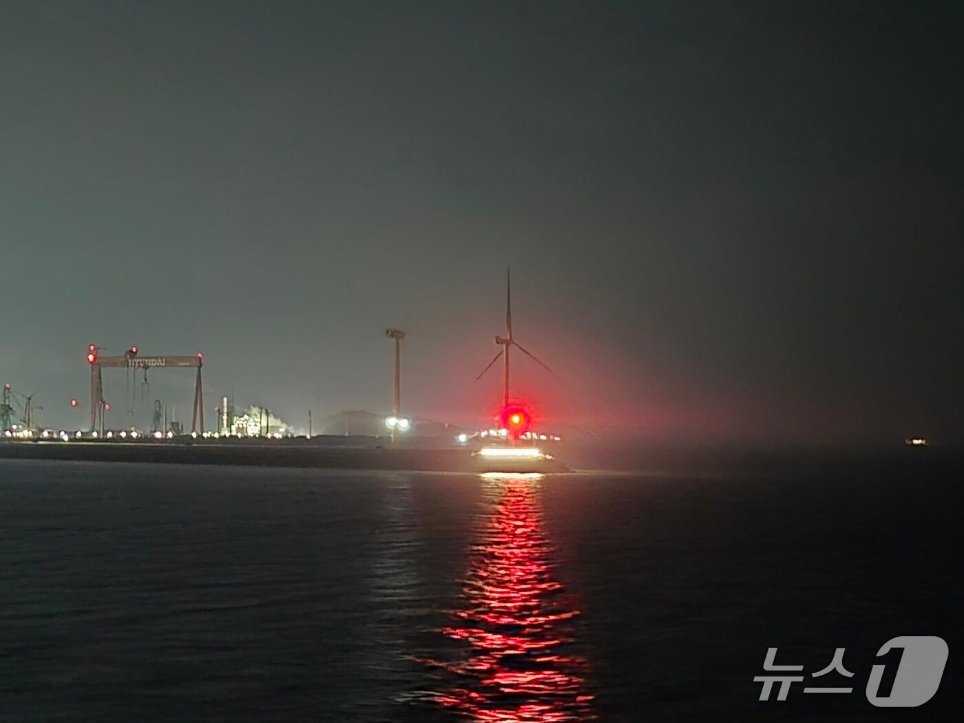 본문 이미지 - 군산항 남방파제 등대에 LED 라인 조명이 설치돼 뱃길이 더 밝아졌다.(군산해수청 제공. 재판매 및 DB금지)