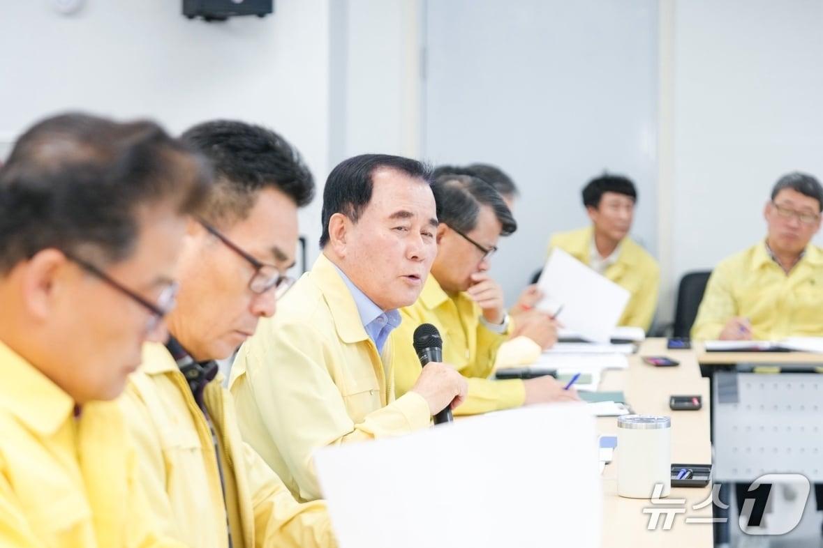 본문 이미지 - 김지철 충남교육감이 17일 집중호우 피해 관련 긴급대책회의를 주재하고 있다. (충남교육청 제공, 재판매 및 DB금지) / 뉴스1