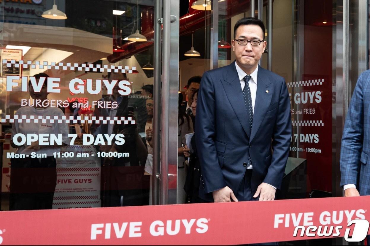 본문 이미지 - 김동선 한화갤러리아 전략본부장이 서울 강남구 파이브가이즈 강남에서 열린 파이브가이즈 1호점 오픈 행사에 참석하고 있다. 2023.6.26/뉴스1 ⓒ News1 유승관 기자