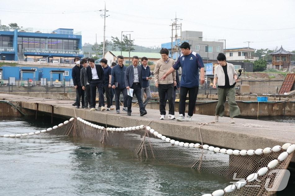 본문 이미지 - 이강덕 경북 포항시장이 남구 연어 스마트 양식 클러스터 공사 현장과 축제식 양식장을 리모델링한 낚시테마파크를 찾아 공사 현황 등을 점검하고 있다. (포항시제공, 제판매 및 DB금자) 2025.7.17/뉴스1