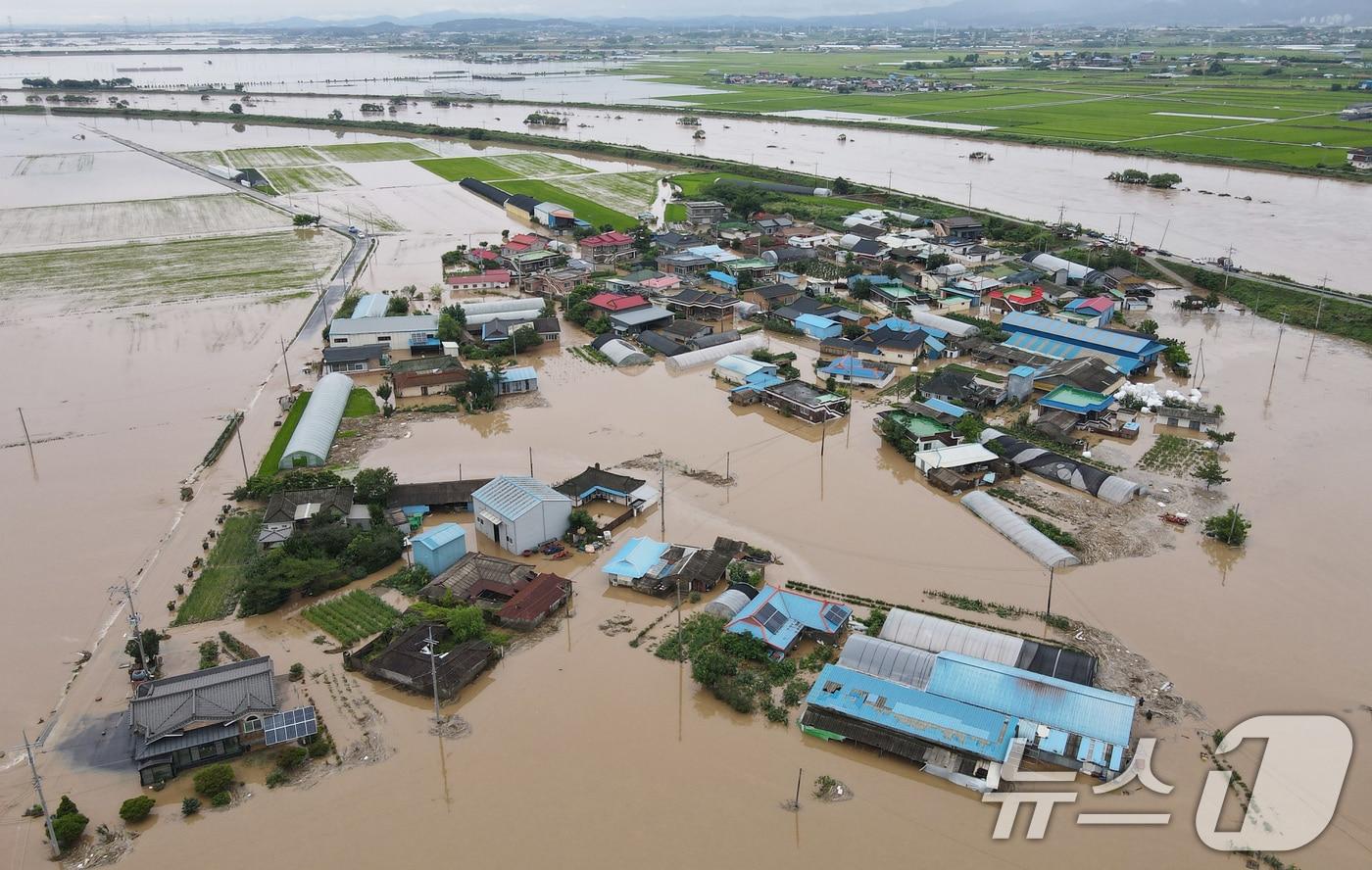 17일 오전 충남 예산군 삽교읍 용동3리 마을이 밤사이 내린 집중호우에 침수돼 있다. 2025.7.17/뉴스1 ⓒ News1 김기태 기자