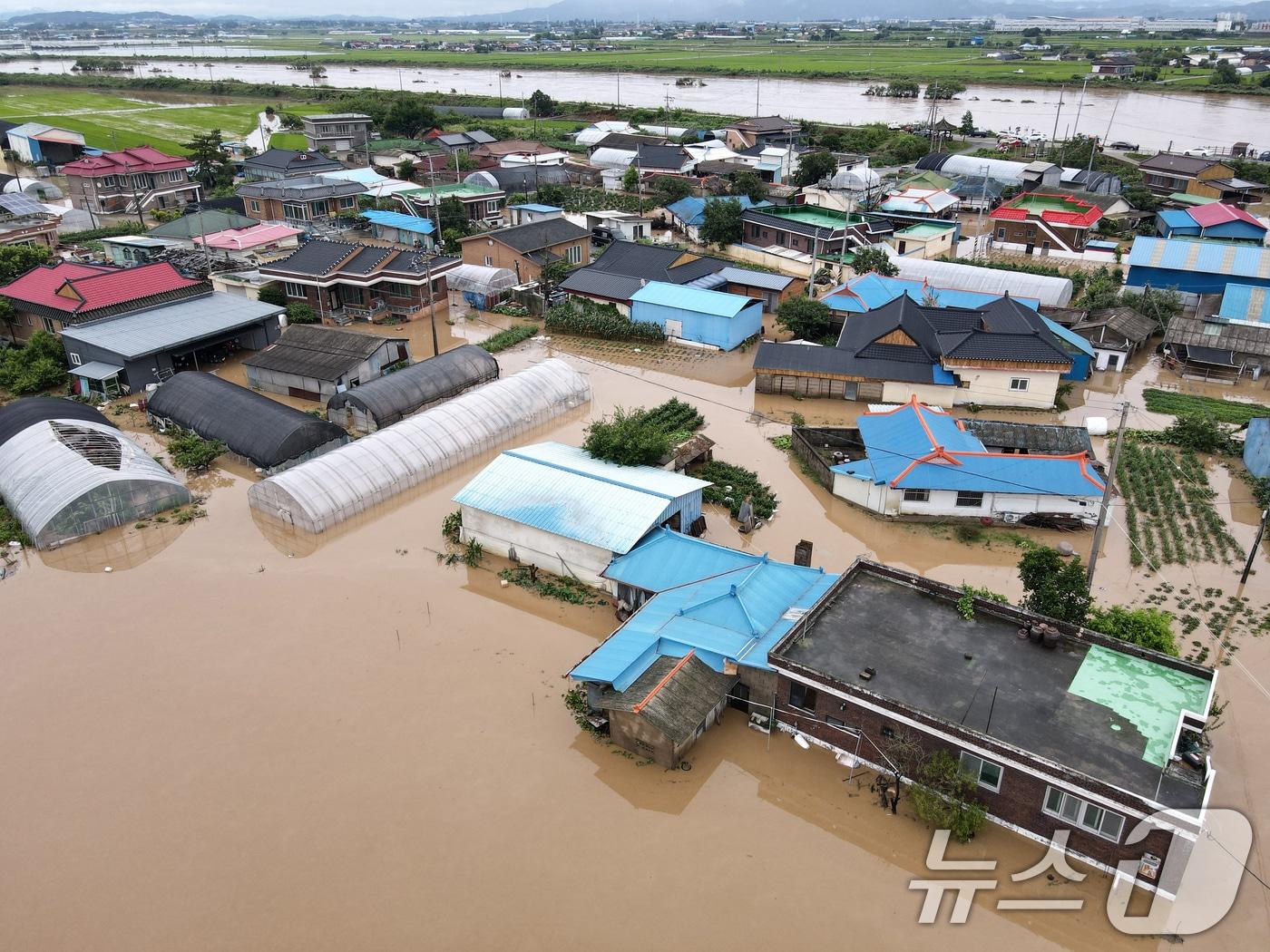 본문 이미지 - 17일 오전 충남 예산군 삽교읍 용동3리 마을이 밤사이 내린 집중호우에 침수돼 있다. 2025.7.17/뉴스1 ⓒ News1 김기태 기자