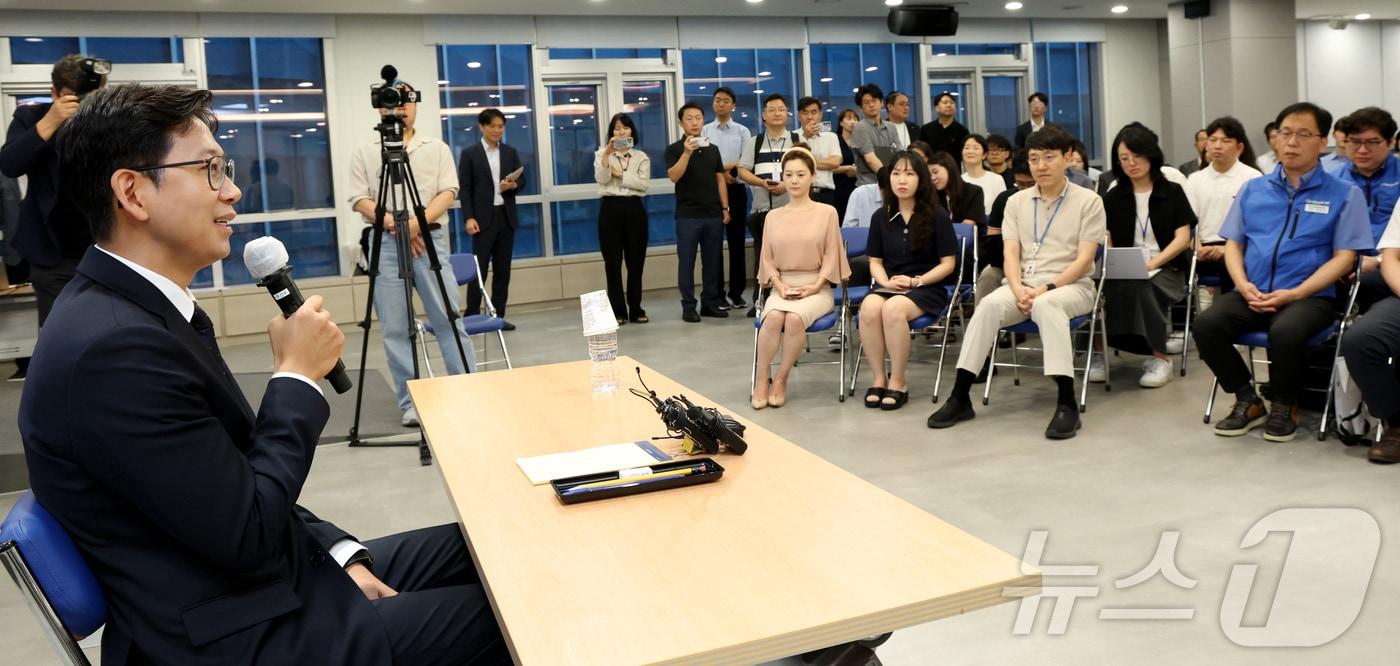 배경훈 과학기술정보통신부 장관이 17일 정부세종청사 과기정통부 대강당에서 열린 취임식을 마친 뒤 직원들과 이야기를 나누고 있다. 2025.7.17/뉴스1 ⓒ News1 김기남 기자