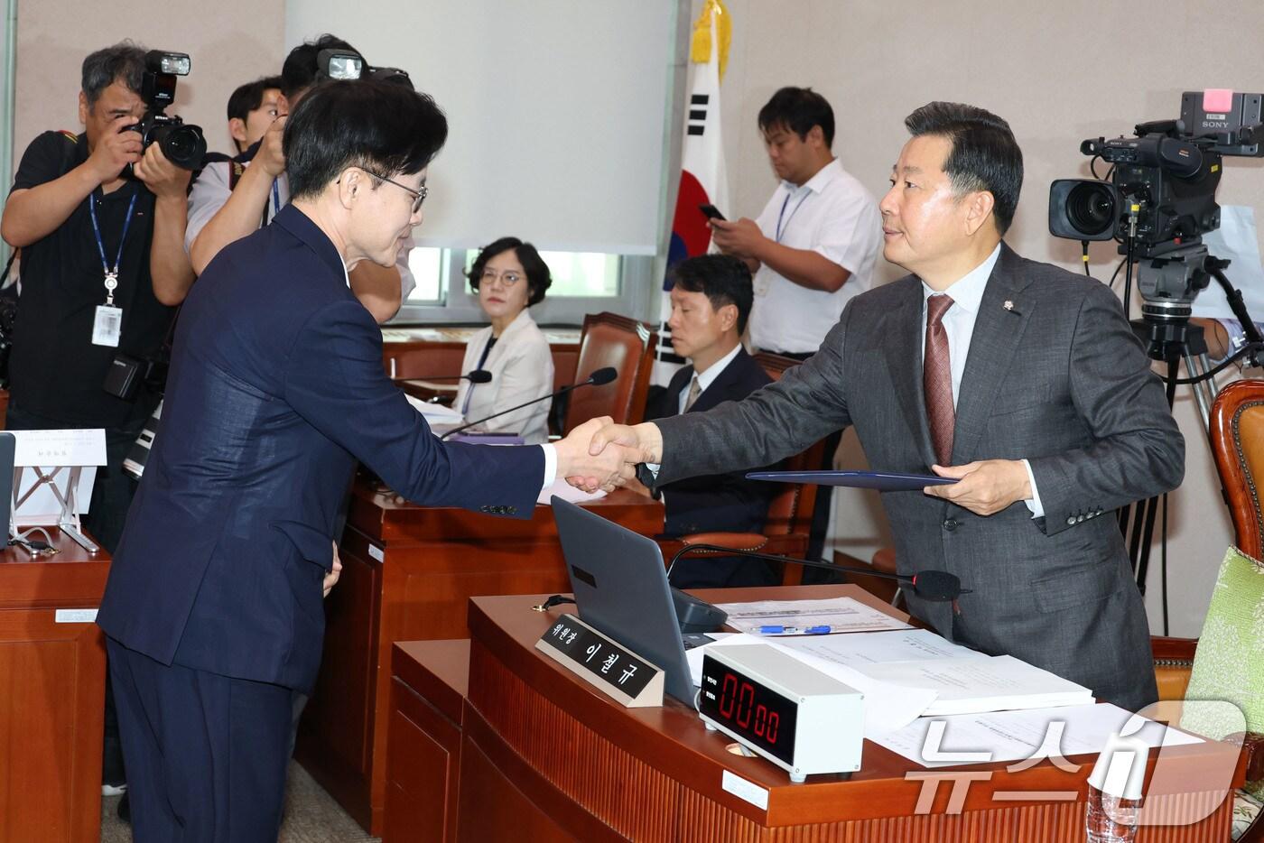 김정관 산업통상자원부 장관 후보자가 17일 오전 서울 여의도 국회 산업통상자원위원회 전체회의장에서 열린 인사청문회에서 이철규 위원장에게 선서문을 제출하고 있다. 2025.7.17/뉴스1 ⓒ News1 이광호 기자