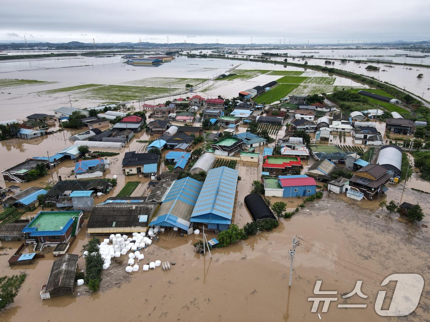 본문 이미지 - 17일 오전 충남 예산군 삽교읍 용동3리 마을이 밤사이 내린 집중호우에 침수돼 있다. 2025.7.17/뉴스1 ⓒ News1 김기태 기자