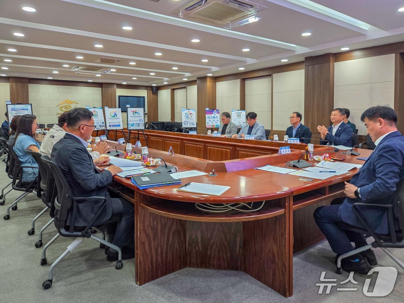 본문 이미지 - 함안군과 창녕군이 경상남도민체육대회 상징물 최종 선정 회의를 하고 있다&#40;함안군 제공. 재판매 및 DB금지&#41;