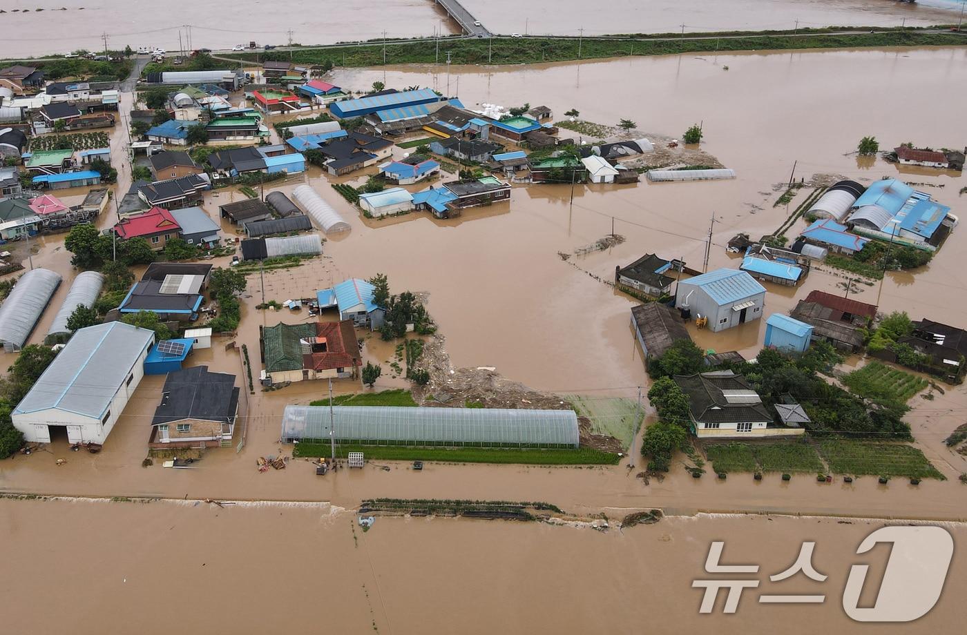 17일 오전 충남 예산군 삽교읍 용동3리 마을이 밤사이 내린 집중호우에 침수돼 있다. 2025.7.17/뉴스1 ⓒ News1 김기태 기자