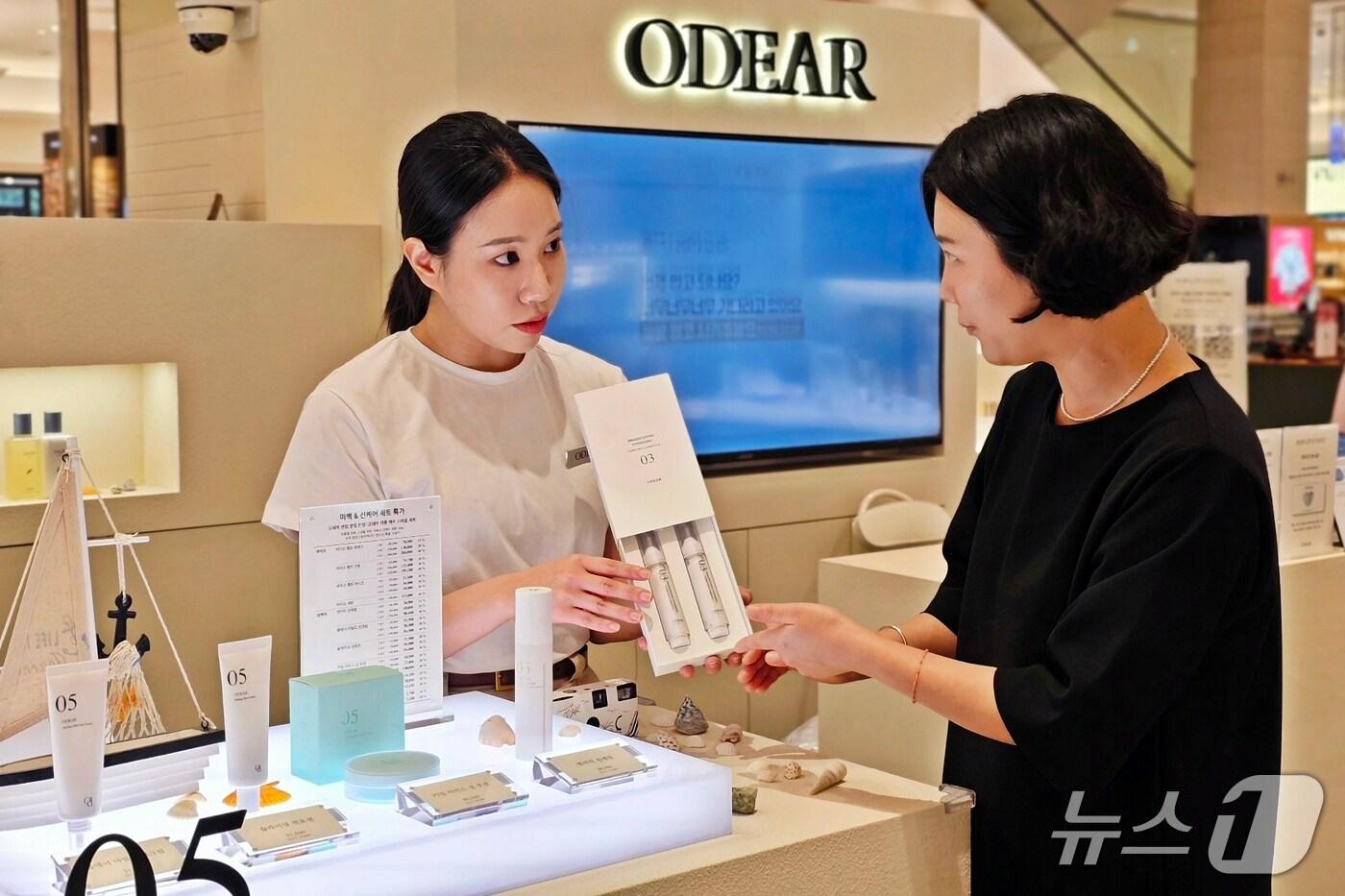신세계백화점 센텀시티를 방문한 고객에게 오데어 매장 관계자가 제품을 소개하고 있다.(신세계백화점 제공. 재판매 및 DB 금지)