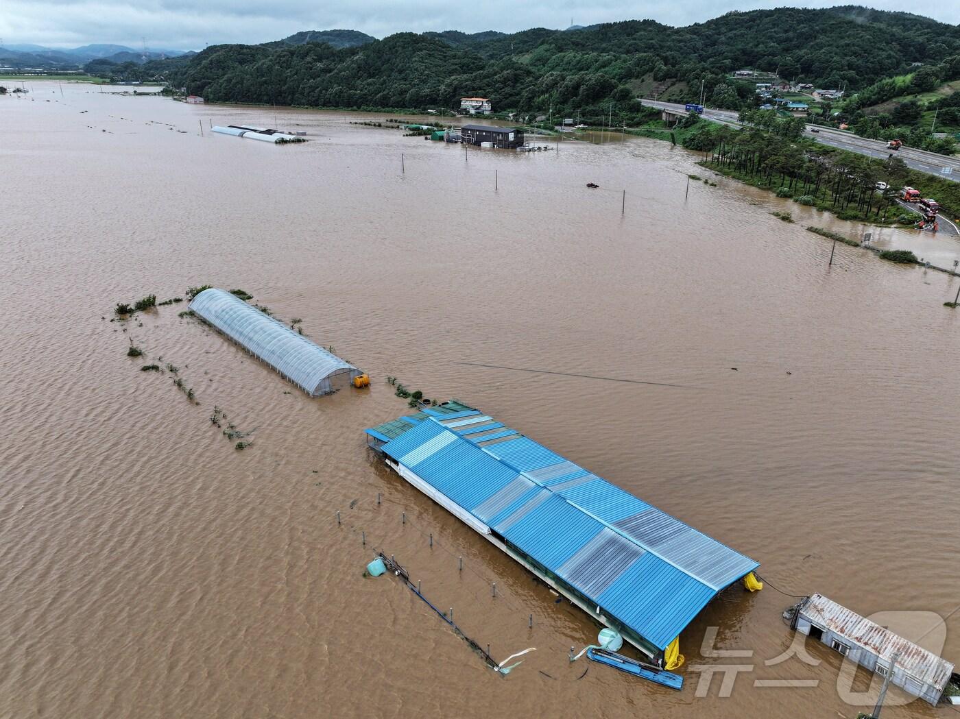 본문 이미지 - 충청권을 중심으로 호우특보가 내려진 17일 충남 당진시 행정동 일대가 역천 범람으로 침수돼 있다. 2025.7.17/뉴스1 ⓒ News1 김도우 기자