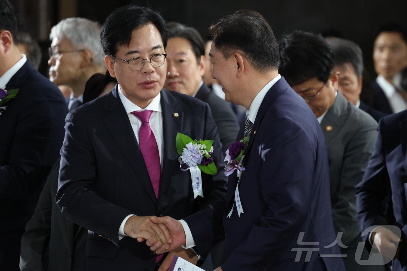 김병기 더불어민주당 당대표 직무대행 겸 원내대표와 송언석 국민의힘 비대위원장 겸 원내대표가 17일 서울 여의도 국회에서 열린 제77주년 제헌절 경축식에서 악수하고 있다. 2025.7.17/뉴스1 ⓒ News1 국회사진기자단