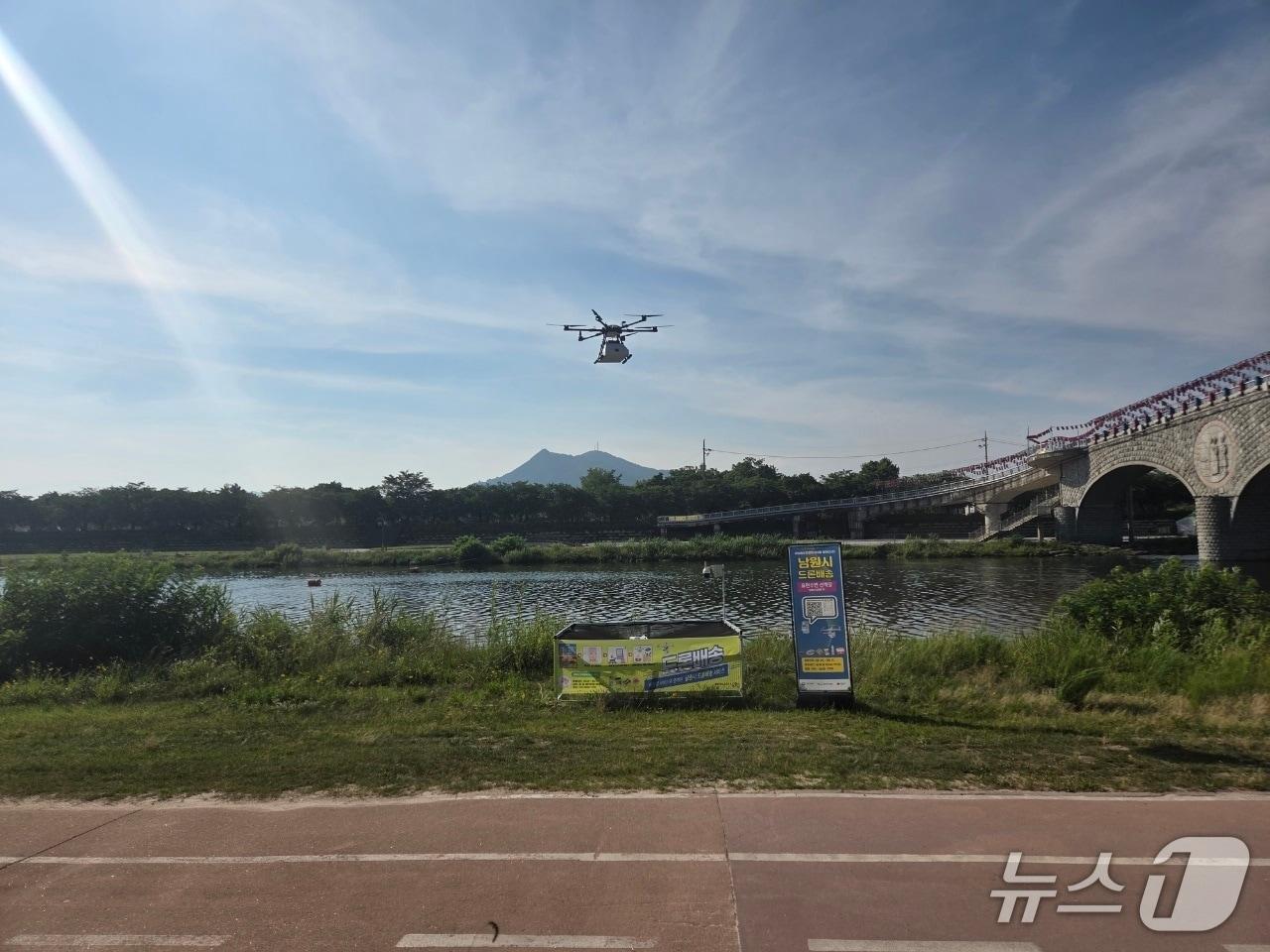 본문 이미지 - 전북 남원시가 드론 활용 배송 서비스를 본격화 한 가운데 배송 시연이 이뤄지고 있다. &#40;남원시 제공. 재판매 및 DB금지&#41;