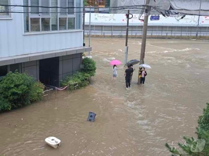 본문 이미지 - 17일 오전 10시 10분을 기해 광주에 호우경보가 발령된 가운데 북구 용봉동 일대가 물에 잠겨 주민들이 고립돼 있다. 2025.7.17/뉴스1 ⓒ News1 박지현 기자