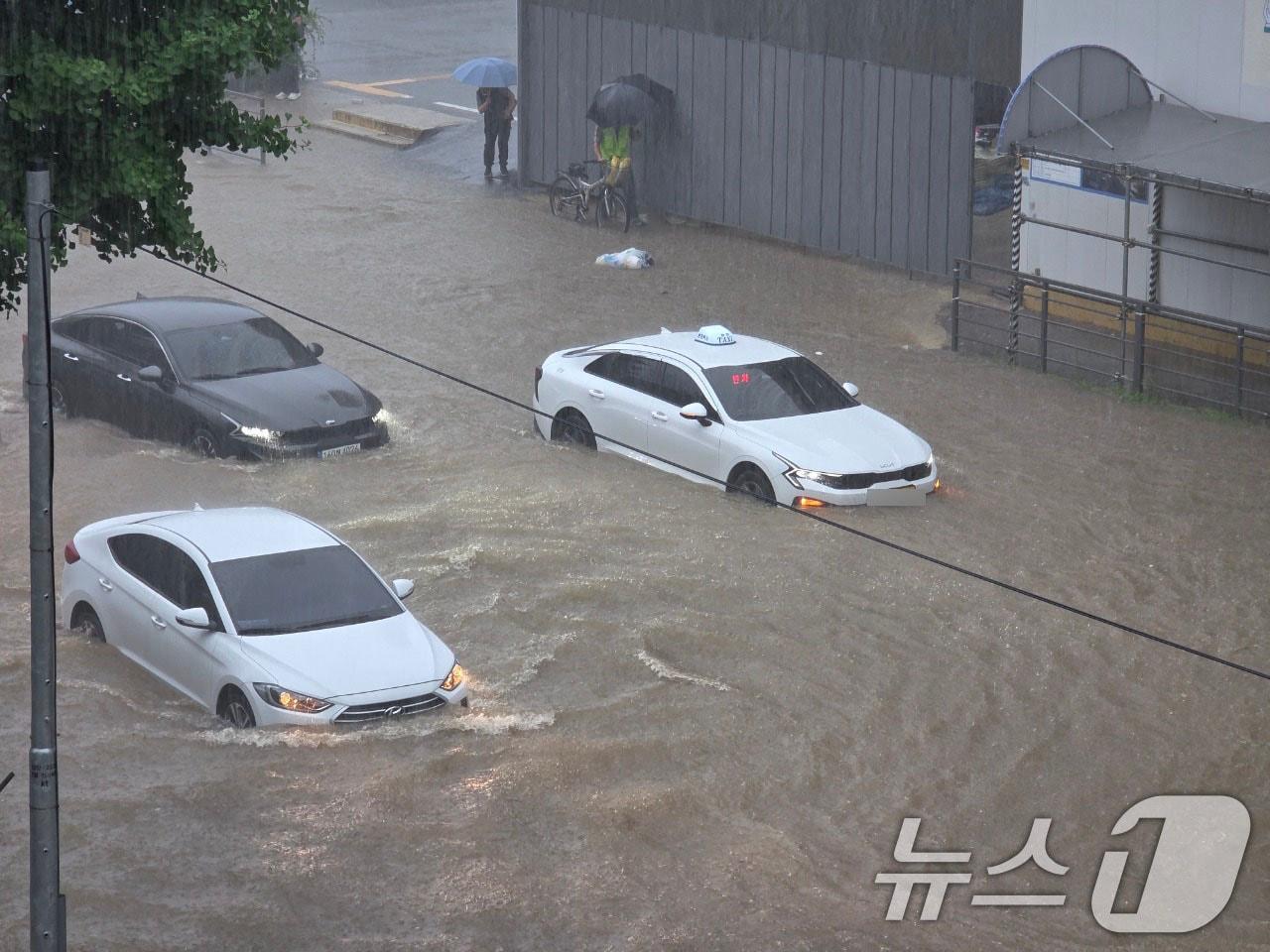 본문 이미지 - 17일 오전 10시 10분을 기해 광주에 호우경보가 발령된 가운데 북구 용봉동 북구청 사거리 일대가 침수돼 차량들이 서행하고 있다. 2025.7.17/뉴스1 ⓒ News1 박지현 기자