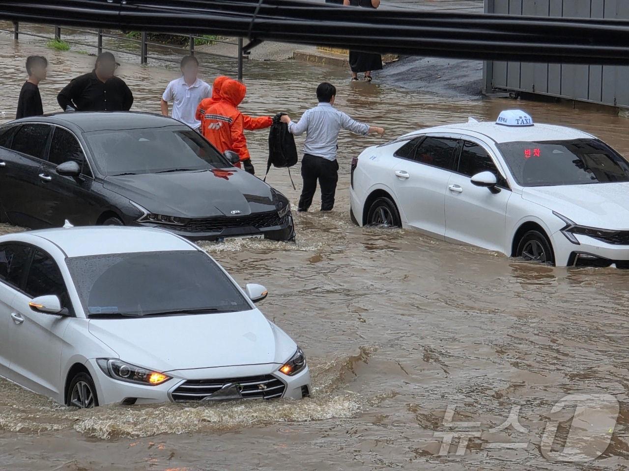 본문 이미지 - 17일 오전 10시 10분을 기해 광주에 호우경보가 발령된 가운데 북구 용봉동 북구청 사거리 일대 침수로 차량에 고립된 시민들이 대피하고 있다.(광주 북구 제공. 재판매 및 DB 금지) 2025.7.17/뉴스1 