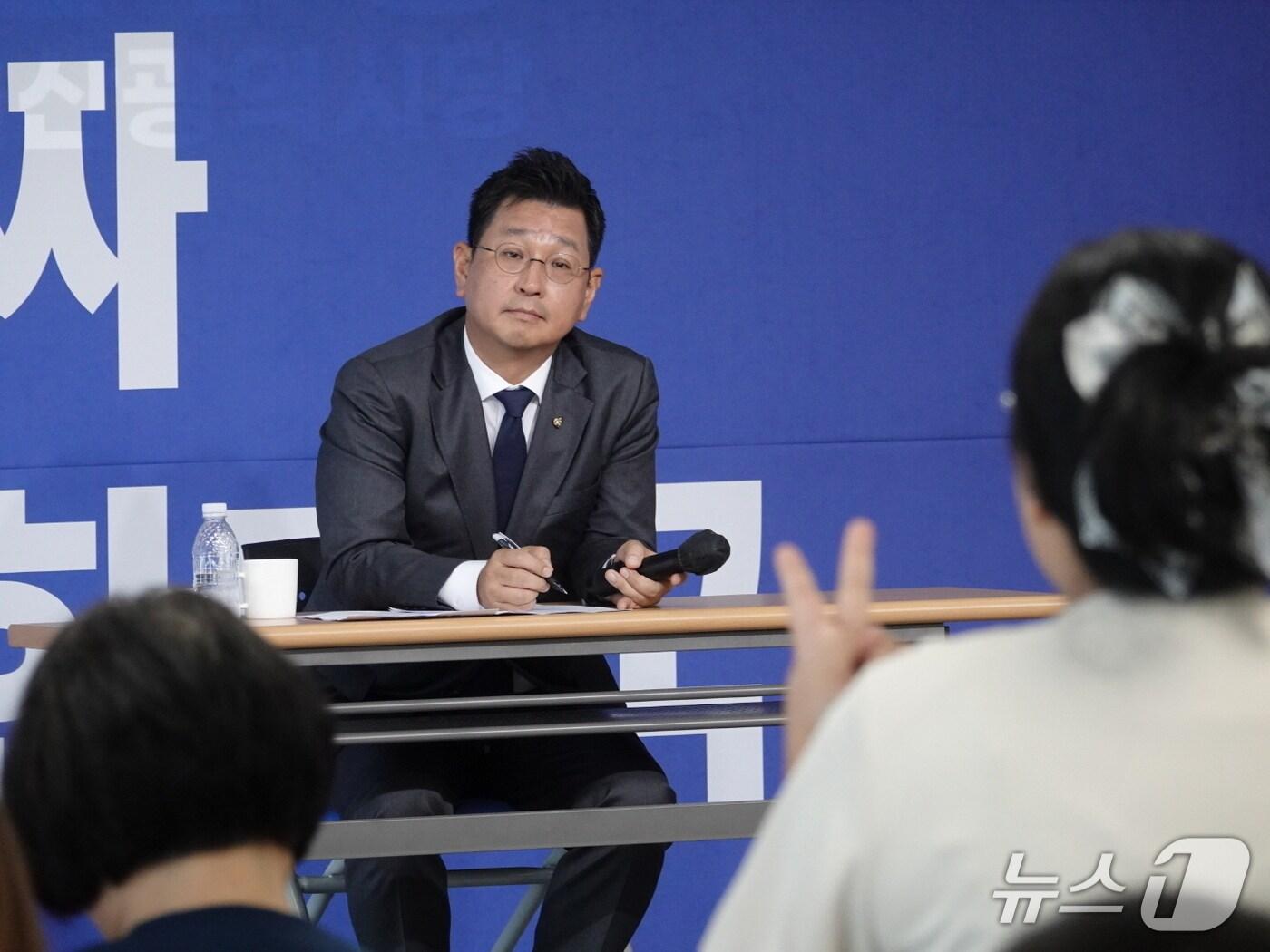 본문 이미지 - 더불어민주당 울산시당위원장 선거에 단독 입후보한 김태선 의원&#40;울산 동구&#41;이 17일 시당 민주홀에서 정견발표회를 가졌다.&#40;민주당 울산시당 제공. 재판매 및 DB금지&#41;/뉴스1