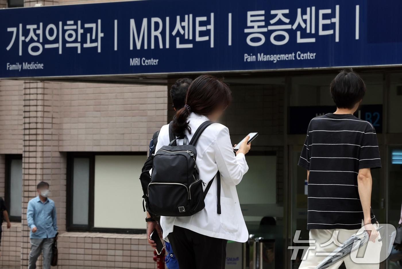 서울의 한 의과대학에서 의대생이 이동하고 있다. /뉴스1 ⓒ News1 이동해 기자