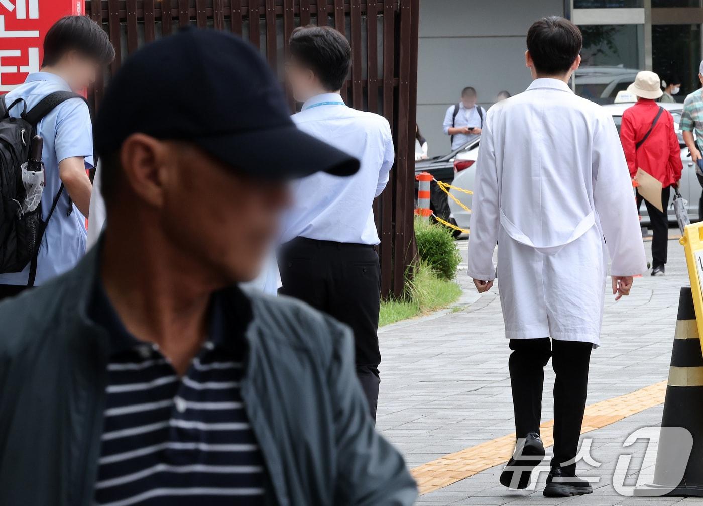 본문 이미지 - 17일 서울의 한 대학병원에서 의료진이 이동하고 있다. 2025.7.17/뉴스1 ⓒ News1 이동해 기자