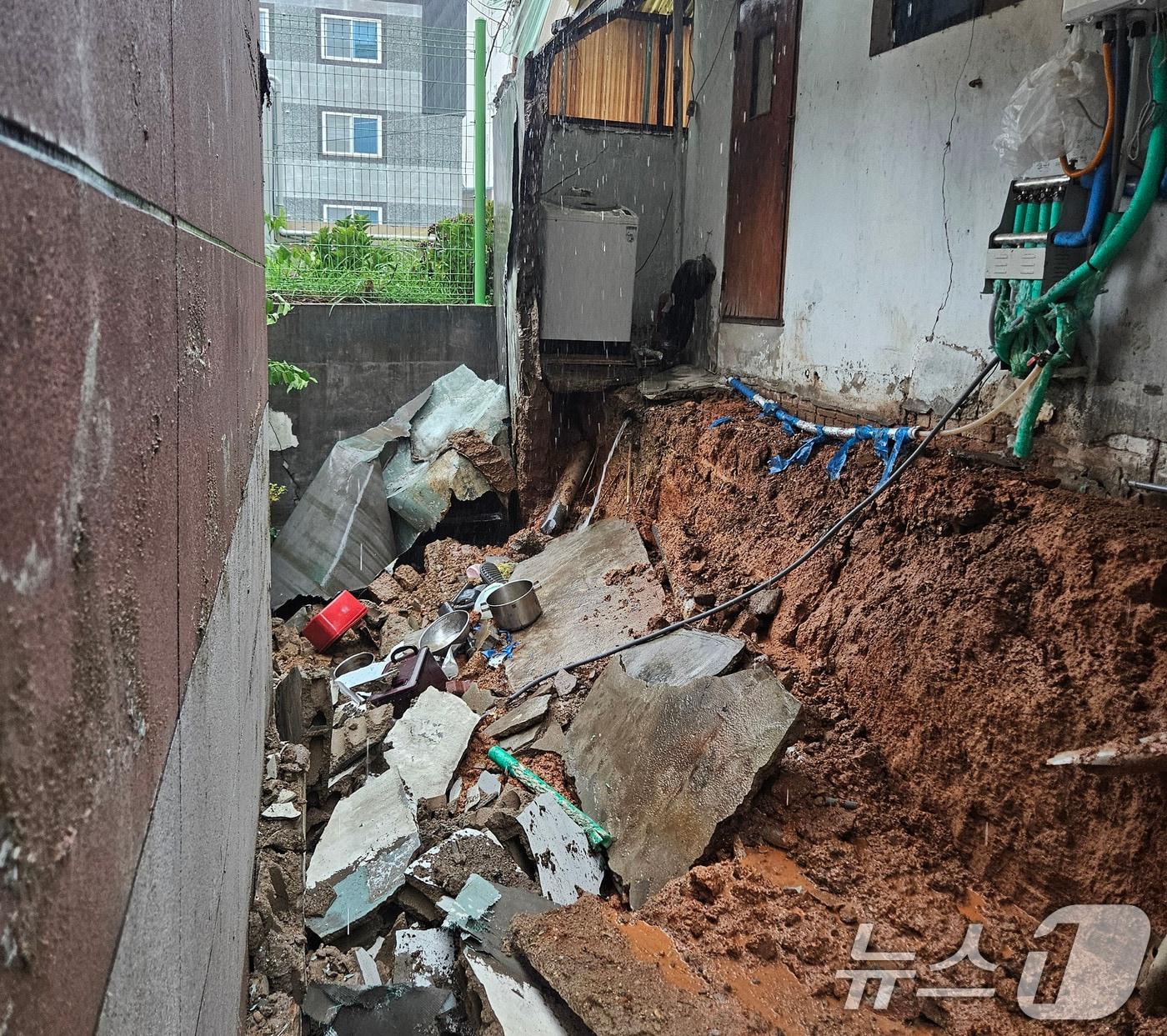 본문 이미지 - 17일 오전 11시쯤 광주 남구 월산동의 한 주택에서 담장이 무너졌다는 신고가 접수돼 당국이 조치를 취하고 있다.&#40;독자 제공. 재판매 및 DB 금지&#41; 