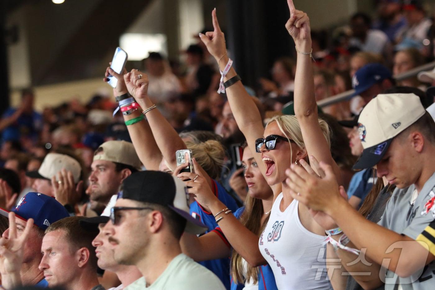 2025 MLB 올스타전을 관람하는 야구팬들. ⓒ 로이터=뉴스1