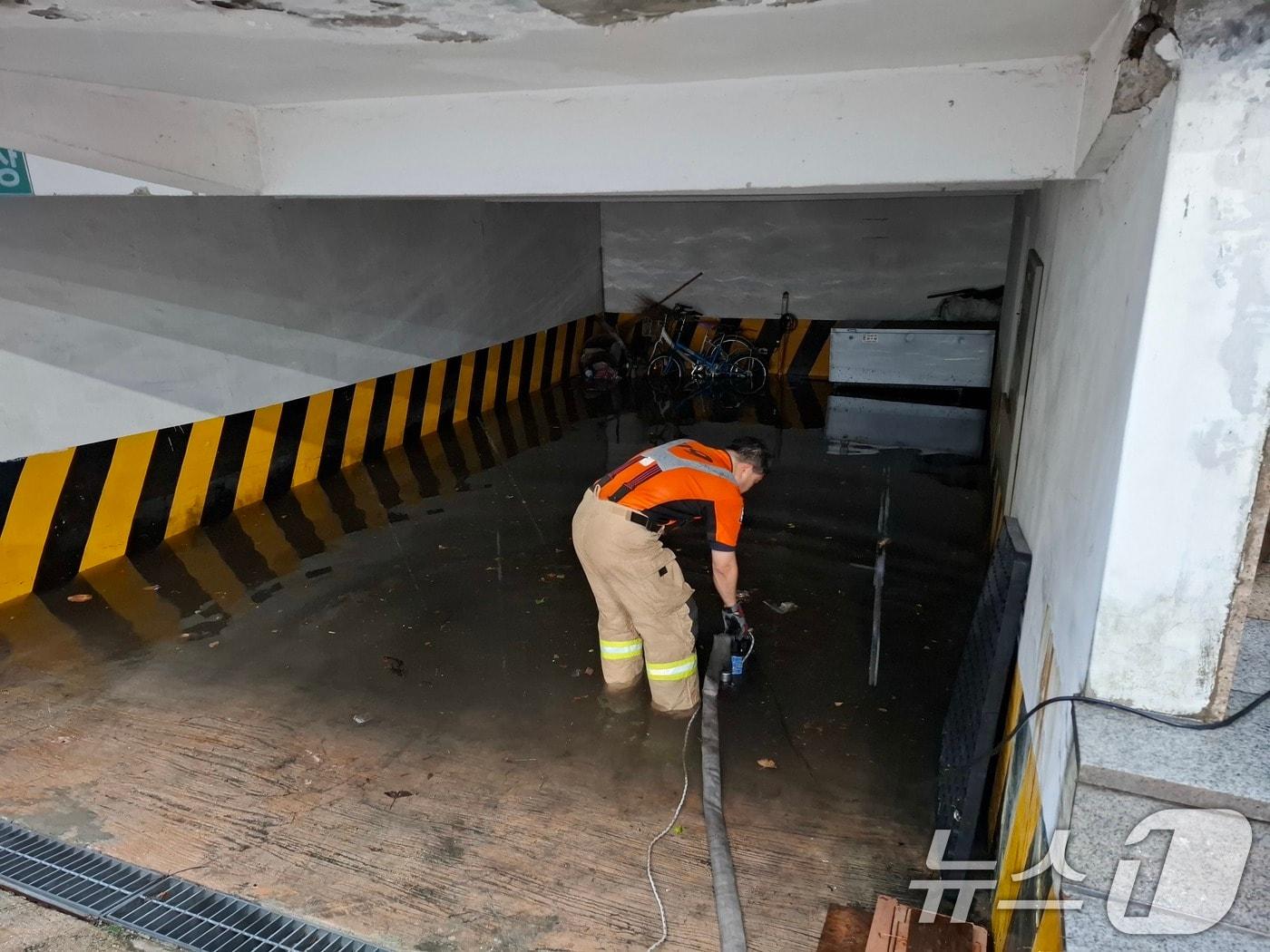 본문 이미지 - 17일 오전 서울시 성북구 장위동에서 집중호우 인해 빌라 지하 주차장이 침수되어 출동한 소방대원이 배수작업을 하고 있다. &#40;소방청 제공. 재판매 및 DB 금지&#41; 2025.7.17/뉴스1