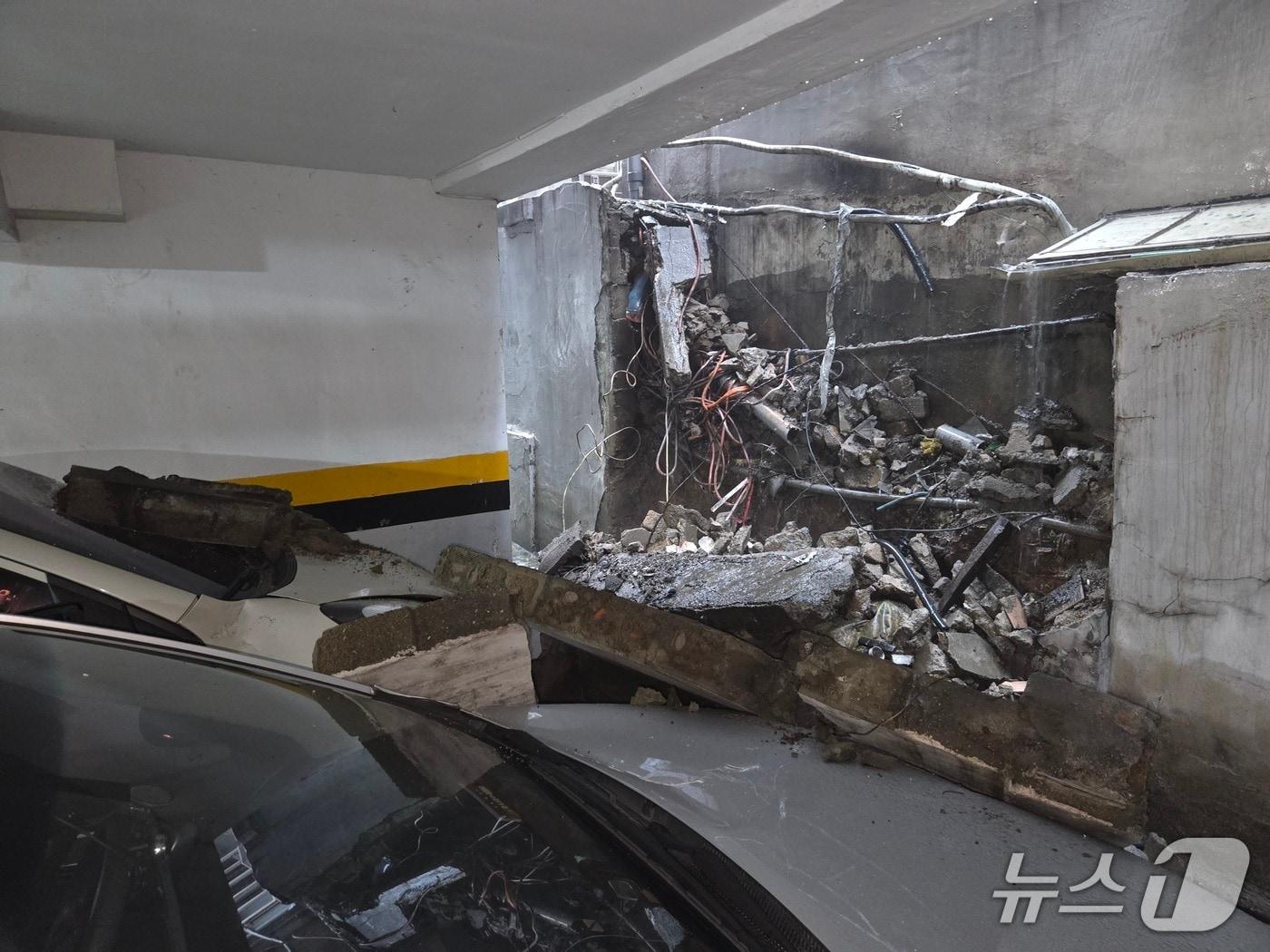 본문 이미지 - 17일 오전 7시 6분쯤 인천시 남동구 간석동의 한 오피스텔 담장이 건물 주차장 쪽으로 무너져 주차된 차량 2대가 파손됐다.&#40;인천소방본부 제공. 재배포 및 DB금지&#41;2025.7.17/뉴스1