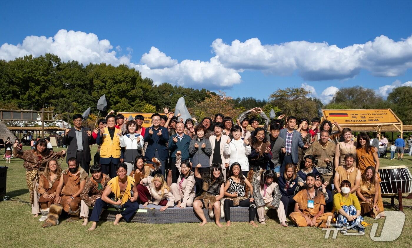 2025 연천 구석기축제 행사 관계자들 단체사진. (연천군 제공, 재판매 및 DB금지)