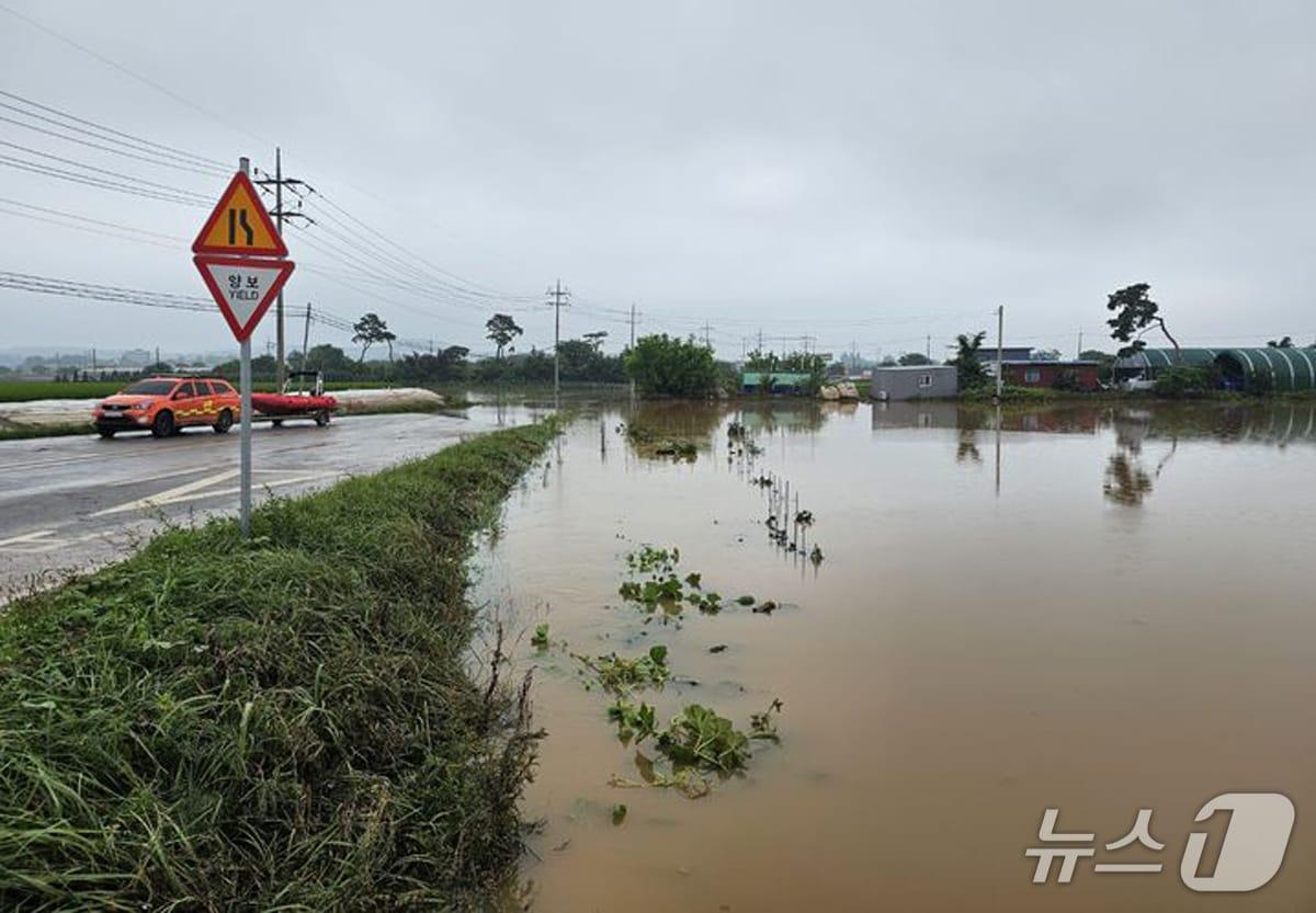 본문 이미지 - 17일 오전 두명의 사망사고가 발생한 충남 서산시 석남동 청지천 인근 사고 현장 모습. (서산소방서 제공. 재판매 및 DB금지)2025.7.17/뉴스1
