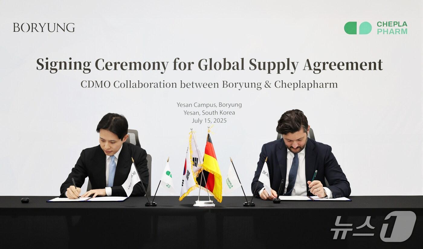 김성진 보령 최고전략책임자&#40;CSO&#41;&#40;왼쪽부터&#41;와 체플라팜 아르템 게보르키안 부사장이 15일 보령 예산캠퍼스에서 열린 계약 체결식에서 서명하고 있다.&#40;보령 제공&#41;/뉴스1