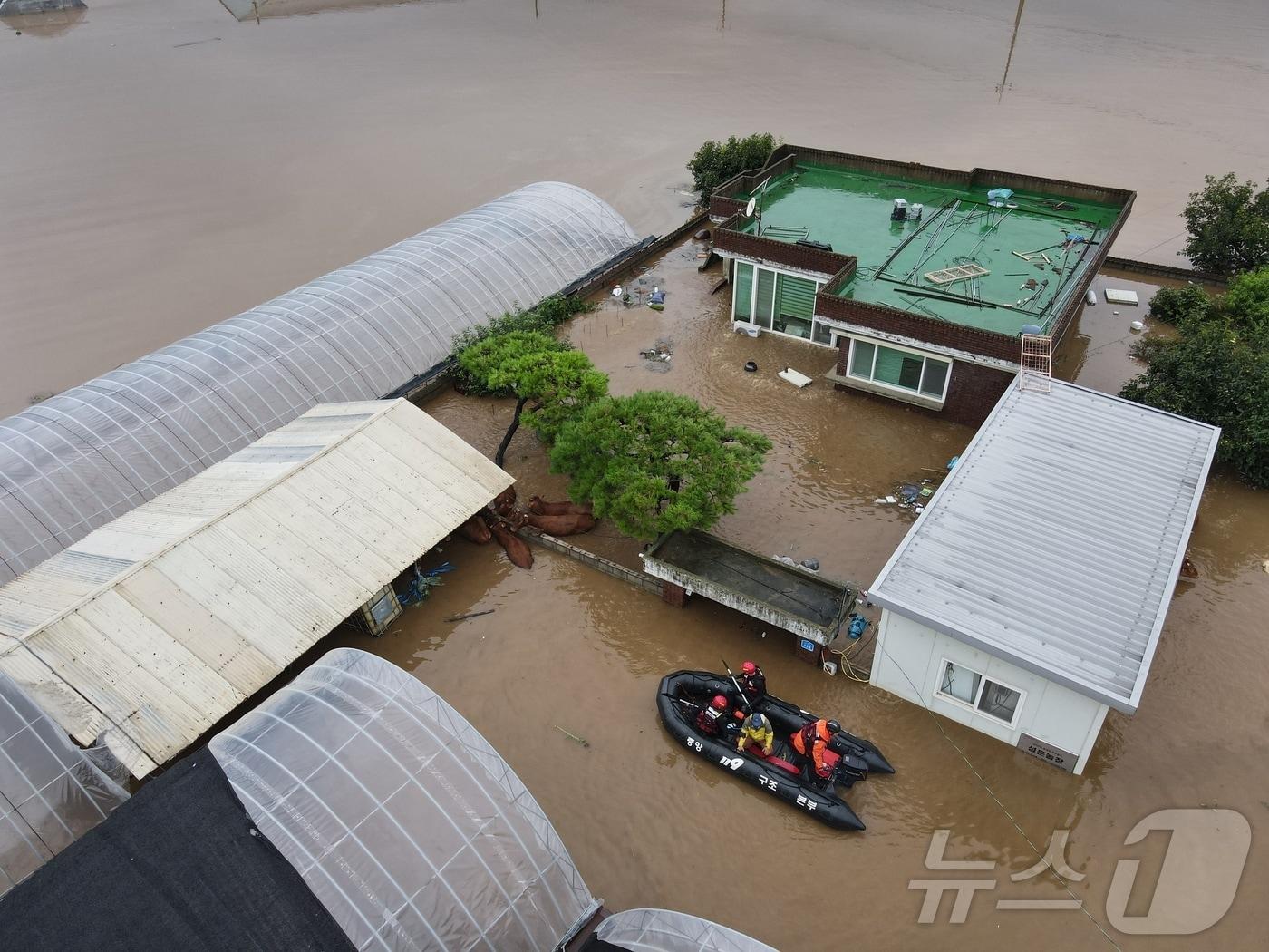 본문 이미지 - 17일 오전 충남 예산군 고덕면 용리에서 중앙119구조본부 충청강원 119특수구조대 대원들이 주민들을 구조하고 있. 2025.7.17/뉴스1 ⓒ News1 김기태 기자