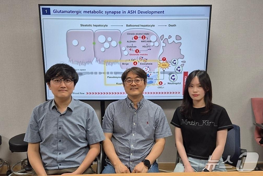 본문 이미지 - KAIST 의과학대학원 정원일 교수 연구팀. 왼쪽부터 양경모 박사, 정원일 교수, 김규래 박사과정(KAIST 제공) /뉴스1