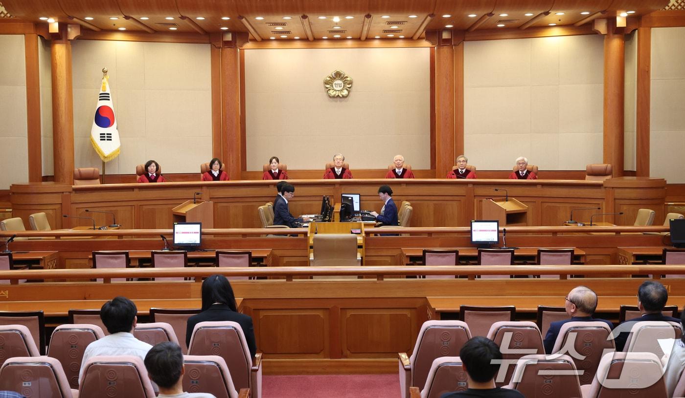 헌법재판관들이 17일 서울 종로구 헌법재판소 대심판정에 들어서고 있다. 2025.7.17/뉴스1
