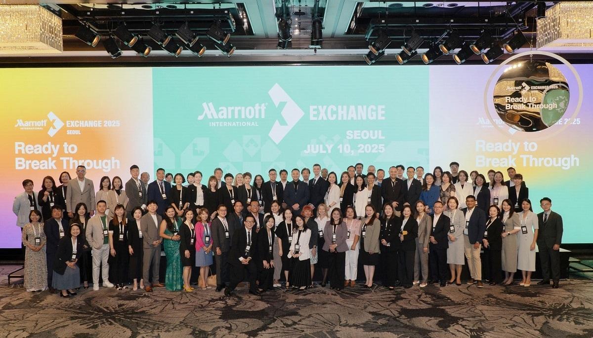 본문 이미지 - 메리어트 인터내셔널 '더 익스체인지 2025' 참가자들이 기념 사진을 촬영하고 있다. / 사진=메리어트 인터내셔널 제공
