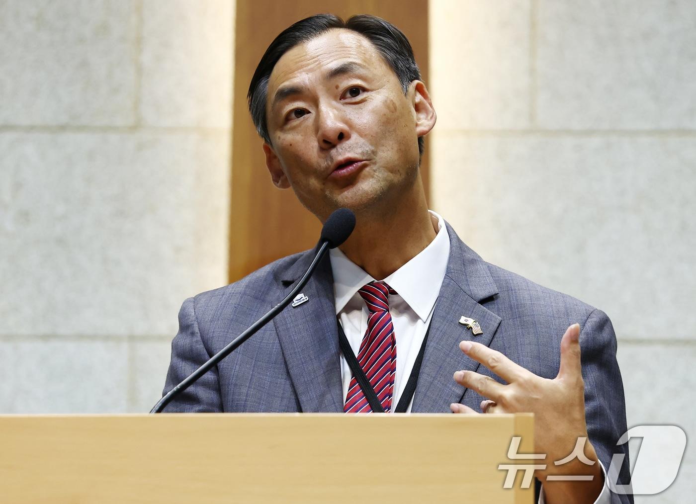 본문 이미지 - 모스 탄 미국 리버티대 교수(전 미국 국무부 국제사법 대사)가 17일 오후 서울 은평구 은평제일교회에서 열린 모스탄 대사 초청 간증 집회에서 설교하고 있다. 2025.7.17/뉴스1 ⓒ News1 김민지 기자