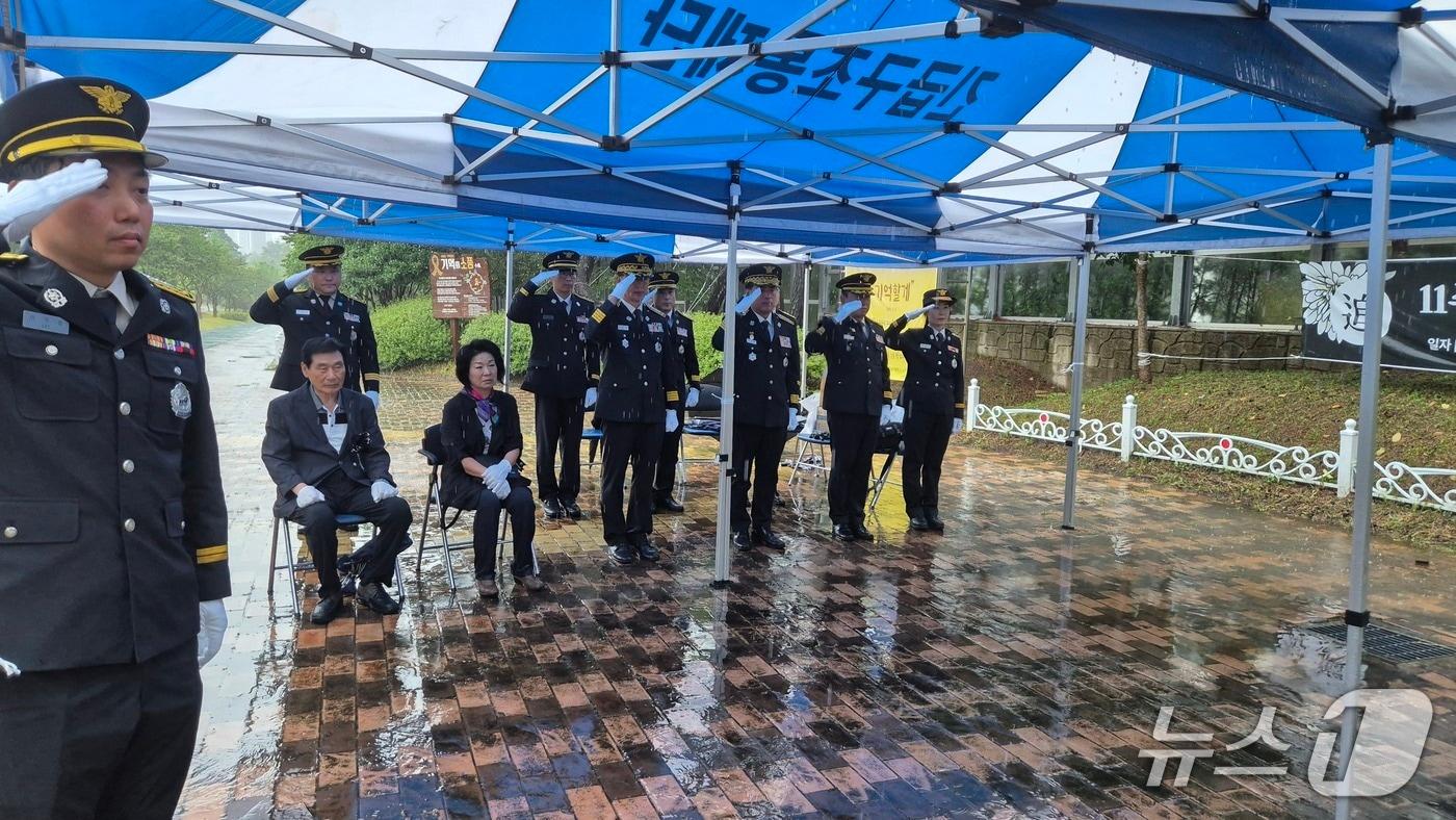 강원특별자치도 소방본부는 17일 광주광역시 풍영정천 천변공원 추모공간에서 순직한 5인의 소방관을 기리기 위한 ‘세월호 소방헬기 추락사고 순직 소방공무원 11주기 추모식’을 거행했다.&#40;강원도소방본부 제공, 재판매 및 DB금지&#41;