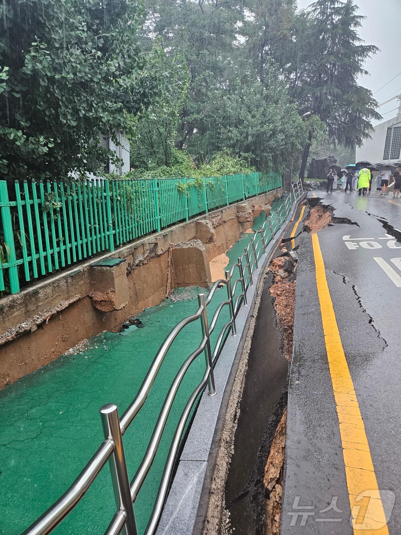 본문 이미지 - 17일 오후 2시 20분쯤 광주 계림동 광주고등학교 인근 인도와 도로가 갈라졌다는 신고가 접수됐다. 사진은 현장 모습. &#40;광주 동부소방 제공. 재판매 및 DB 금지&#41; 