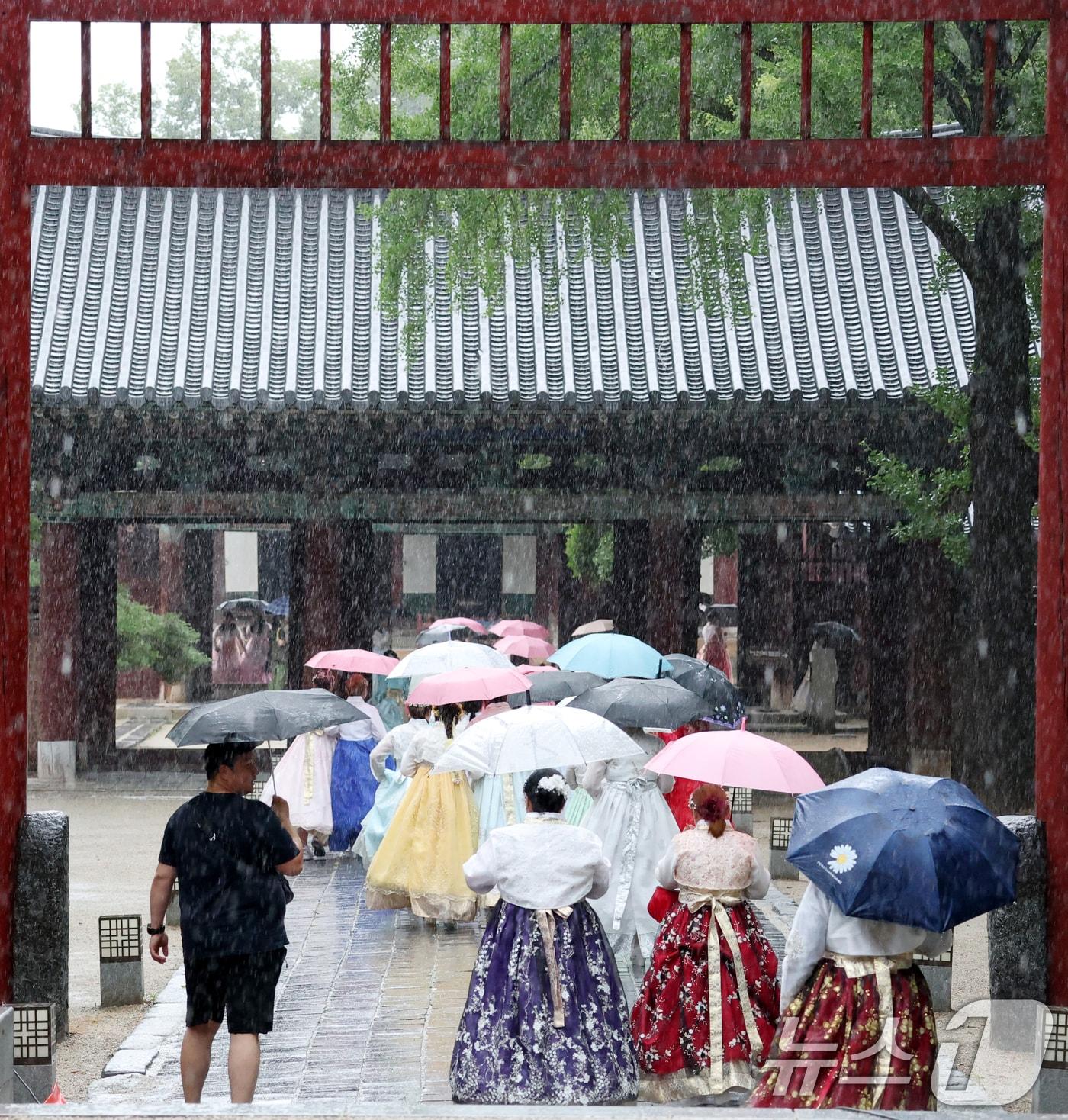 본문 이미지 - 전북 전 지역에 호우특보 발효된 지난 17일 전북 전주시 한옥마을 경기전에서 우산을 쓴 관광객들이 발걸음을 재촉하고 있다. 2025.7.17/뉴스1 ⓒ News1 유경석 기자