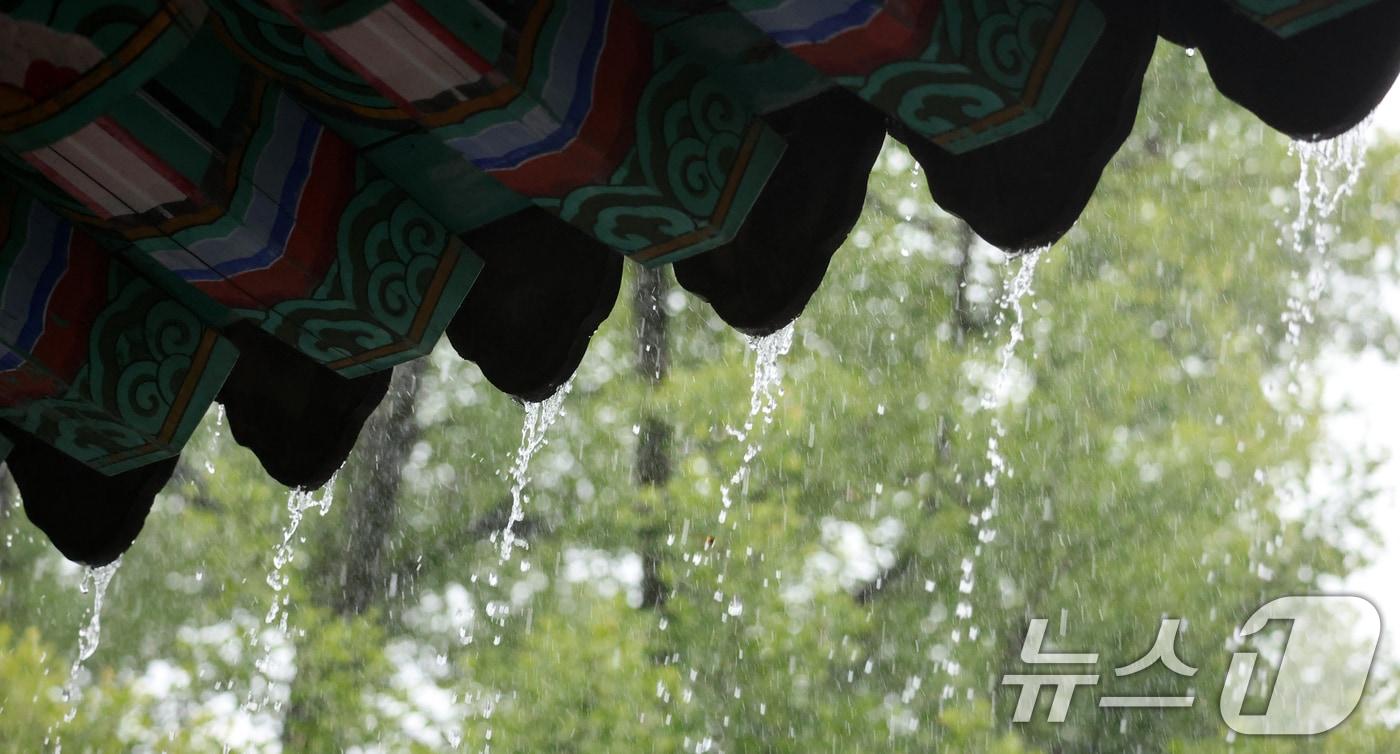 전북 전주시 한옥마을 경기전 처마에서 물줄기가 떨어지고 있다. 2025.7.17/뉴스1 ⓒ News1 유경석 기자