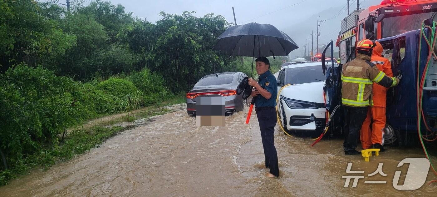 14일 오후 2시2분쯤 경북 청도읍 원리 도로가 침수돼 관계 당국이 안전 조치를 취하고 있다.(경북소방본부 제공.재판매 및 DB 금지)