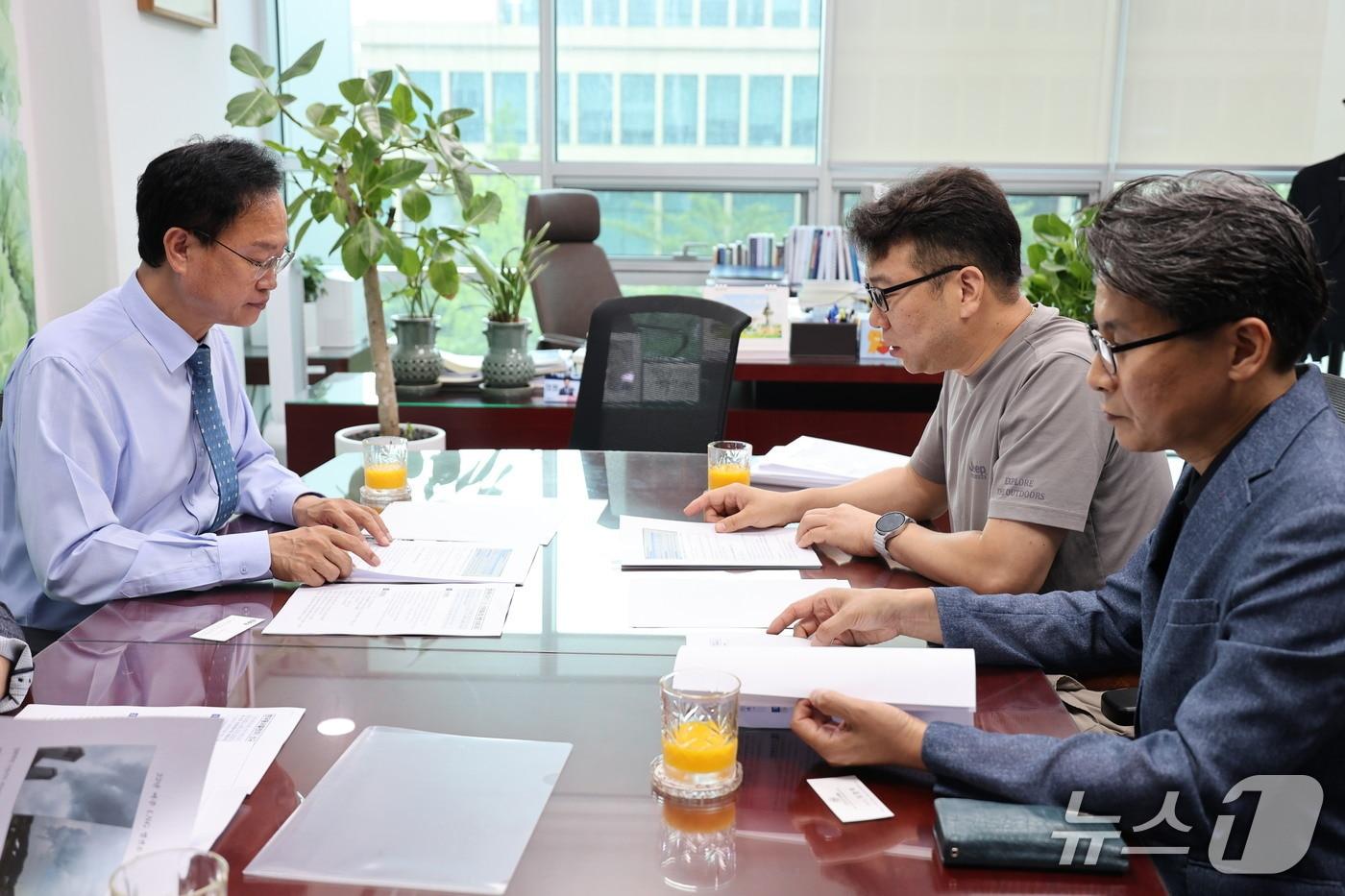  왼쪽부터 송재봉 의원, 차상호 시민대책위원장, 박지우 민주당 전 지역위원장.(독자 제공. 재판매 및 DB금지)/뉴스1