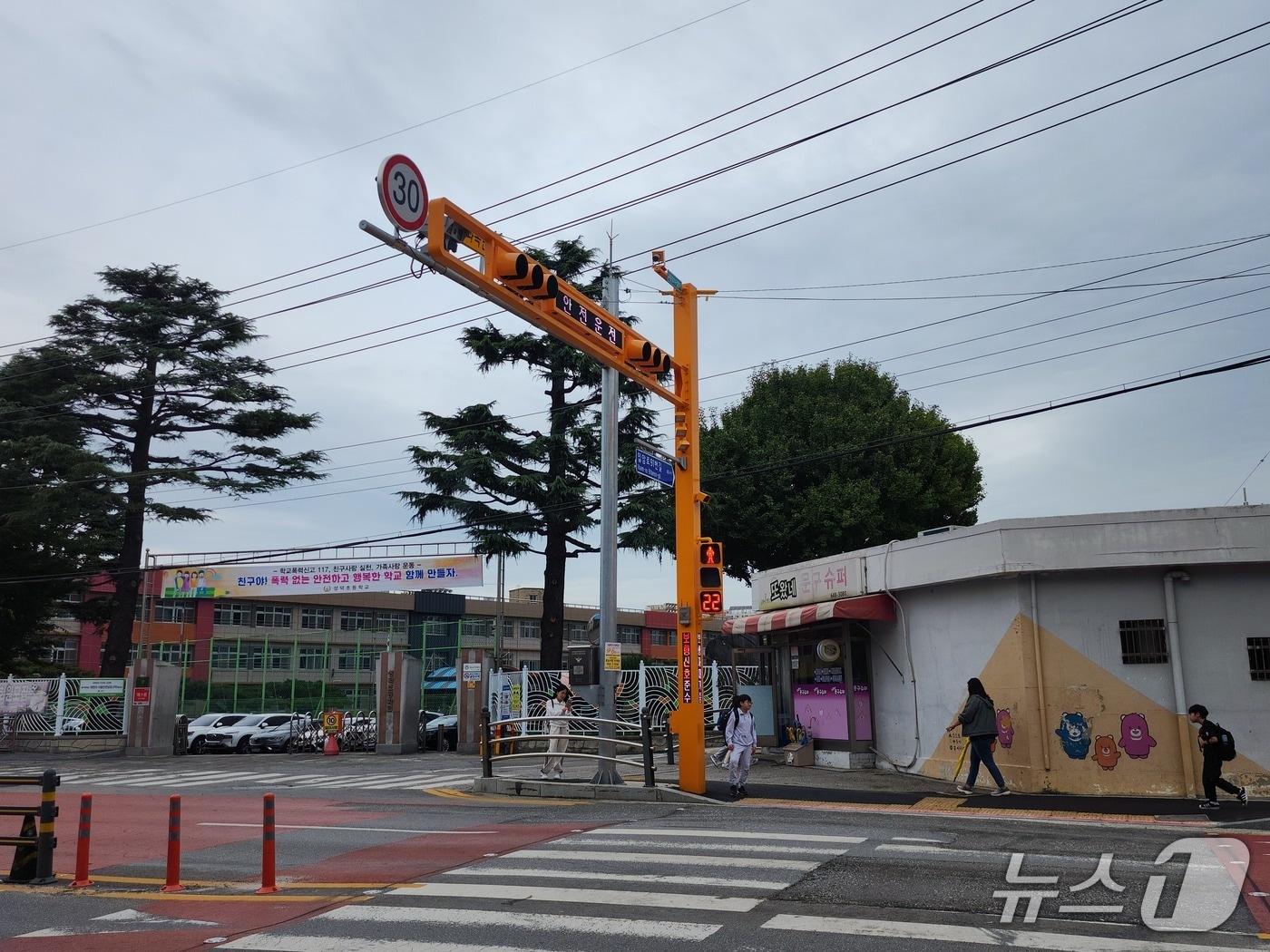 본문 이미지 - 2026 ITS 세계총회 개최지인 가우언 강릉에 설치된 스마트 횡단보도.&#40;강릉시 제공, 재판매 및 DB 금지&#41; 2025.7.17/뉴스1