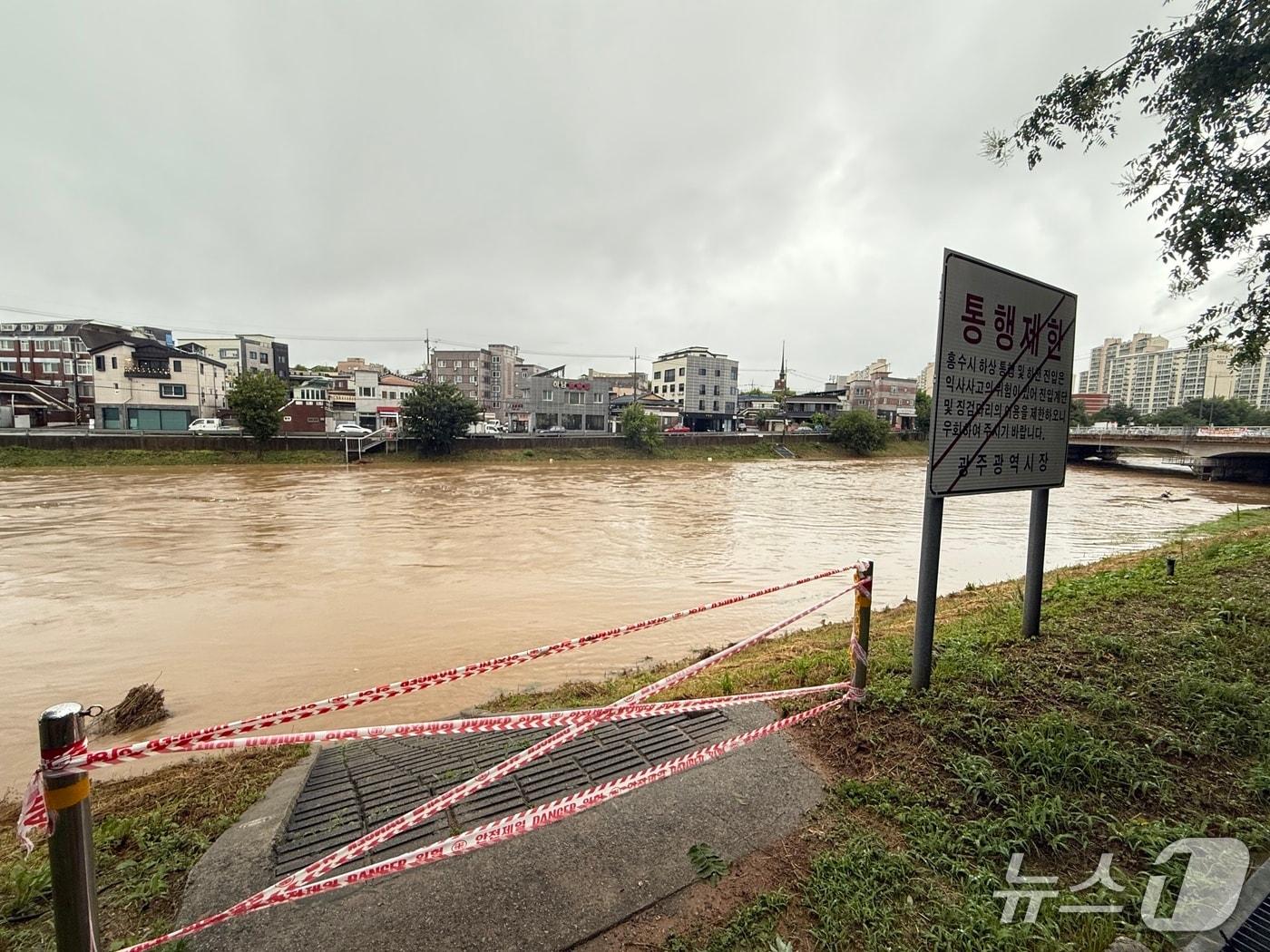 본문 이미지 - 집중호우가 쏟아진 17일 오후 '홍수주의보'가 내려진 광주 광산구 풍영정천2교 모습. 2025.7.17/뉴스1 김태성 기자