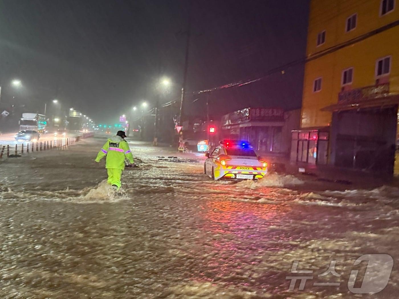 본문 이미지 - 충남경찰청 소속 경찰관이 호우 피해 지역에 투입된 모습. (충남경찰청 제공. 재판매 및 DB금지) / 뉴스1