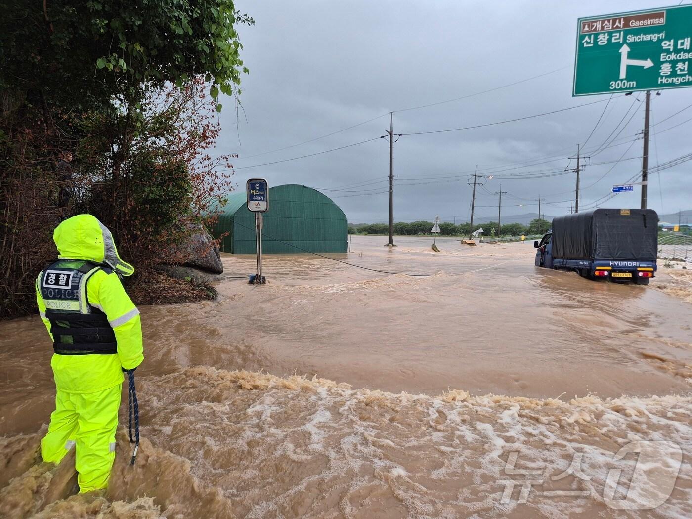 본문 이미지 - 충남경찰청은 17일 새벽부터 충남지역에 내린 집중호우로 인해 갑호발령을 내리는 등 선제적 비상대응체계를 가동했다. 이날 00:00~14:00사이 최고강수량(합덕) 360㎜의 폭우 속에서 평소(586건)보다 330% 증가된 2,520건의 112신고에 대응하고 침수된 지하차도 등 36개소 교통통제를 실시하였으며, 643명의 주민대피를 지원했다. (충남경찰청 제공. 재판매 및 DB금지)2025.7.17/뉴스1 ⓒ News1 이동원 기자